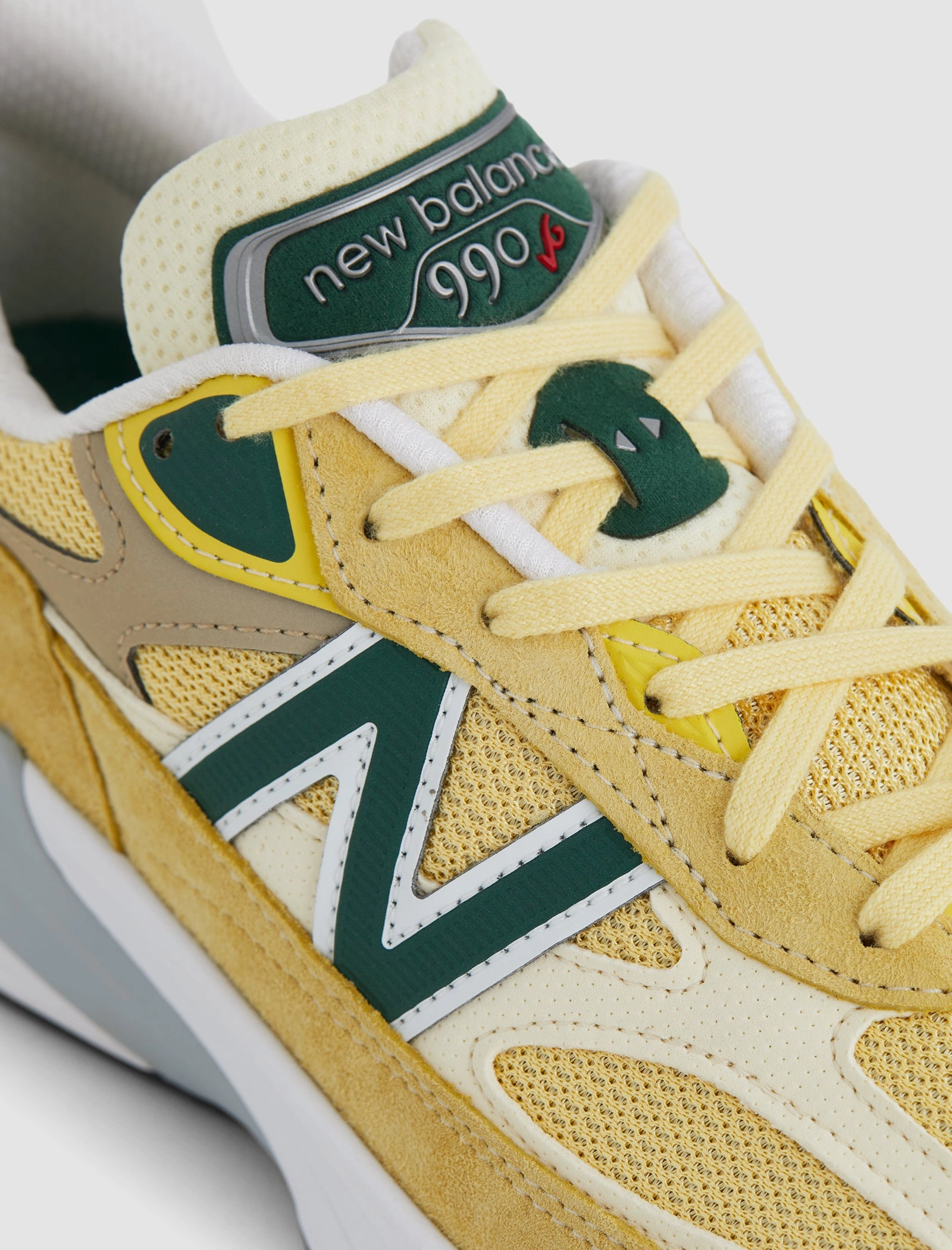 990V6 "PALE YELLOW" Nike Air Max 1