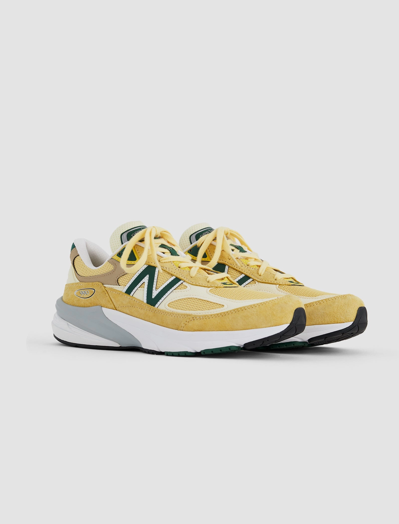 990V6 "PALE YELLOW" Nike Air Max 1