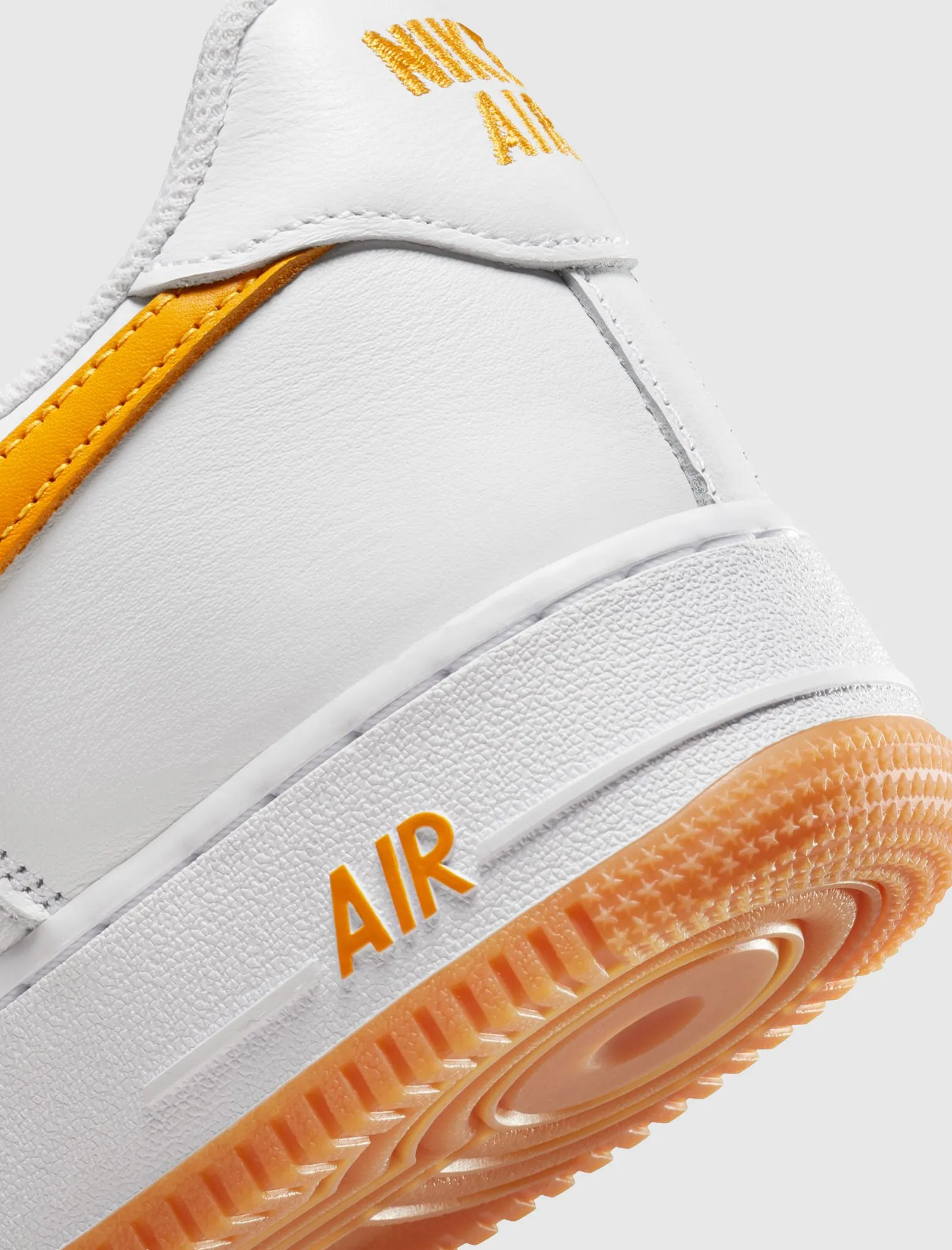 AIR FORCE 1 LOW WATERPROOF "UNIVERSITY GOLD" Nike sports sneakers