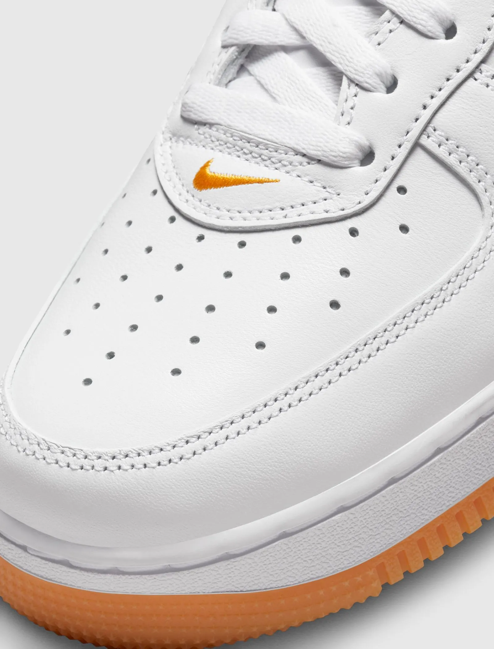 AIR FORCE 1 LOW WATERPROOF "UNIVERSITY GOLD" Nike sports sneakers