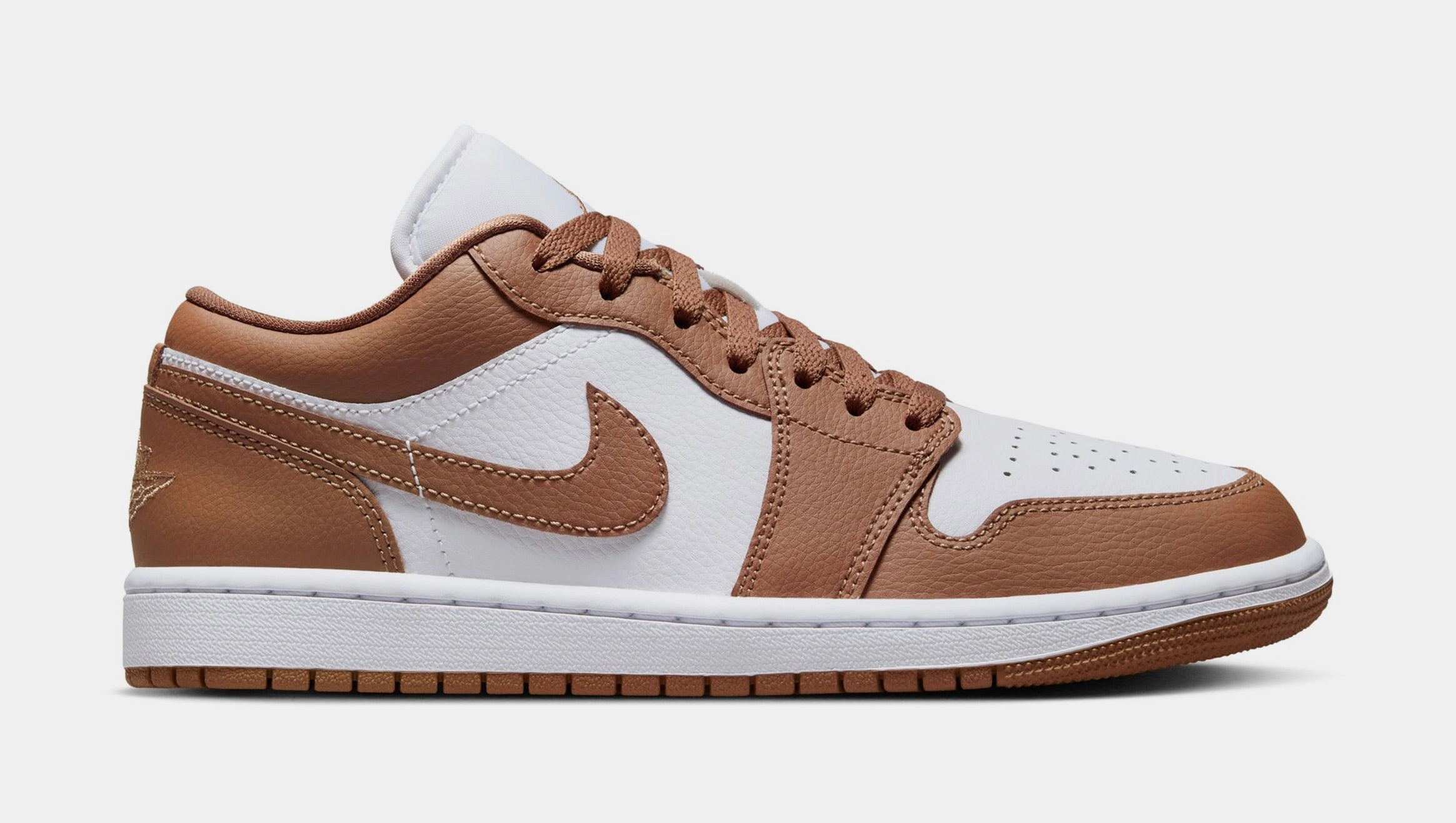 Air Jordan 1 Low Archaeo Brown Womens Lifestyle Shoes (Archaeo Brown/White) Air Jordan 1 classic shoes for streetwear looks