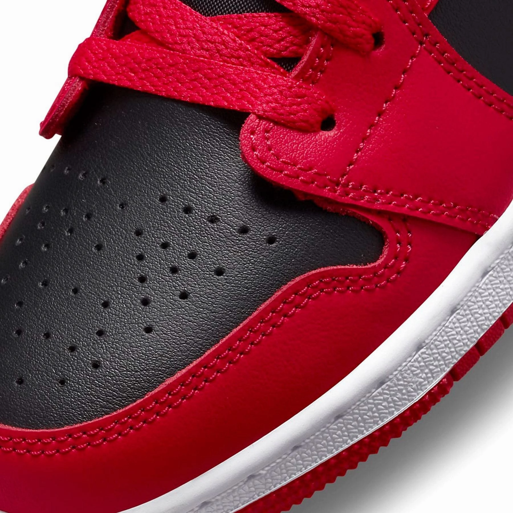 Air Jordan 1 Low GS 'Black Very Berry' Air Jordan 1 Low lifestyle shoes