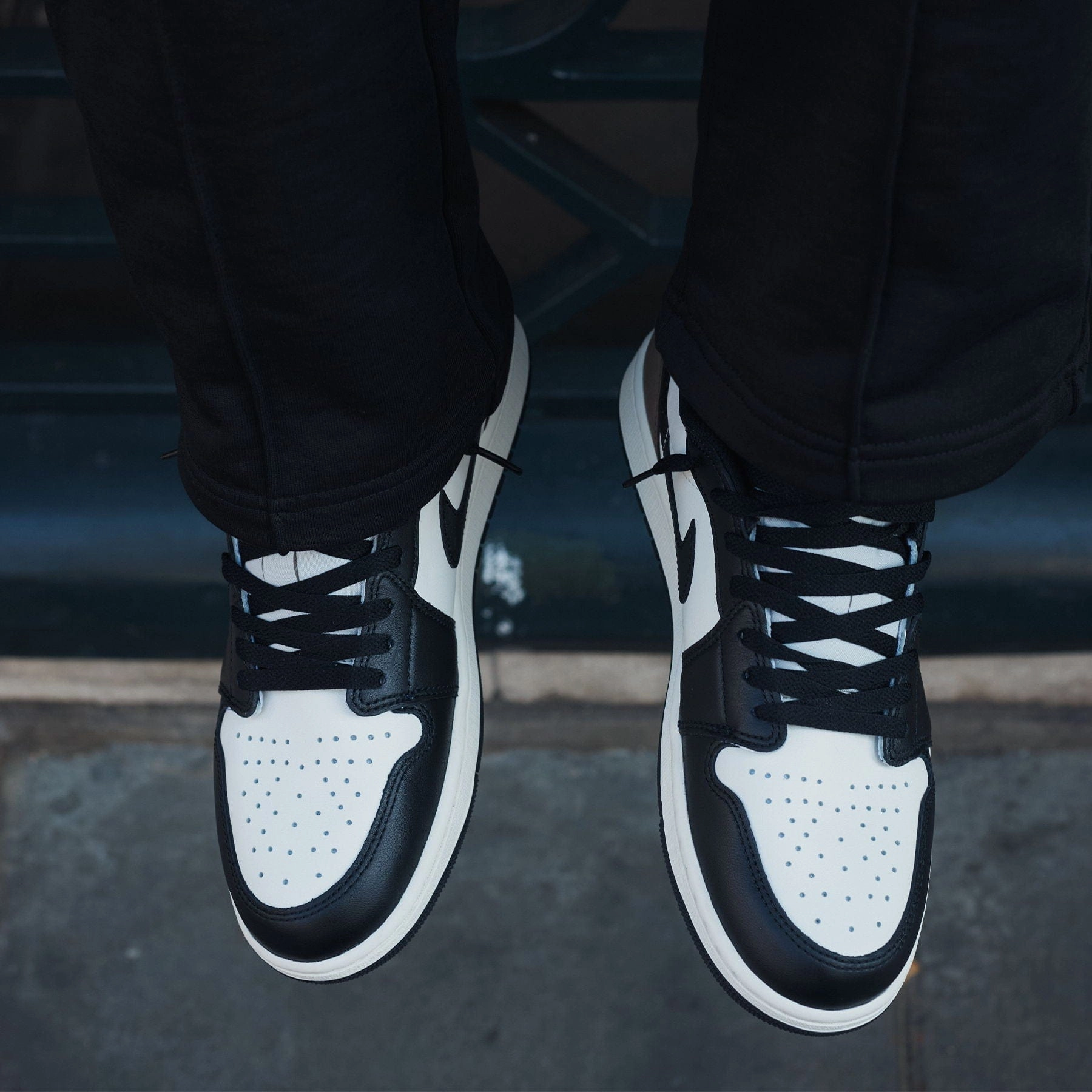 Air Jordan 1 Low OG 'Mocha' Air Jordan 1 vintage style sneakers