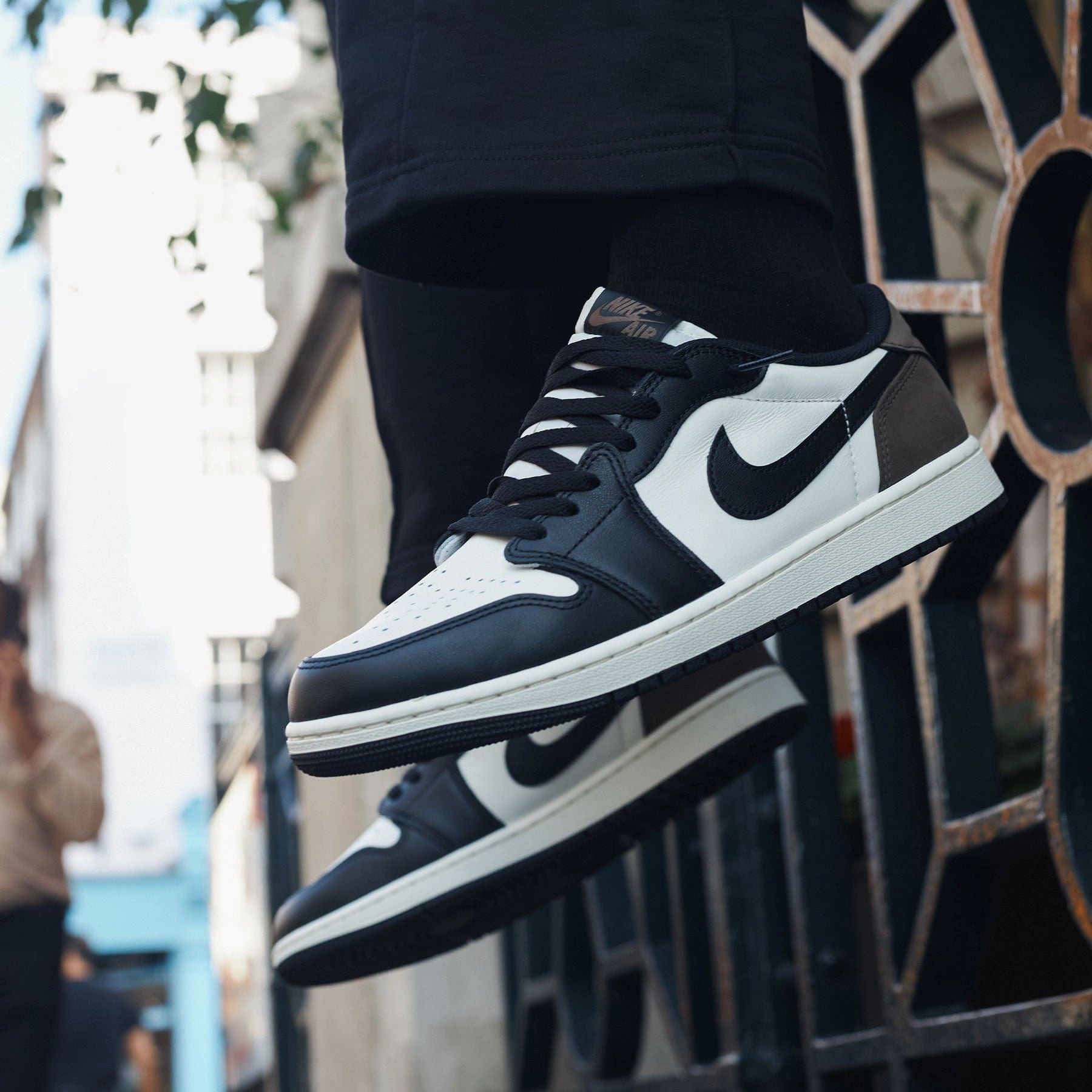 Air Jordan 1 Low OG 'Mocha' Air Jordan 1 vintage style sneakers