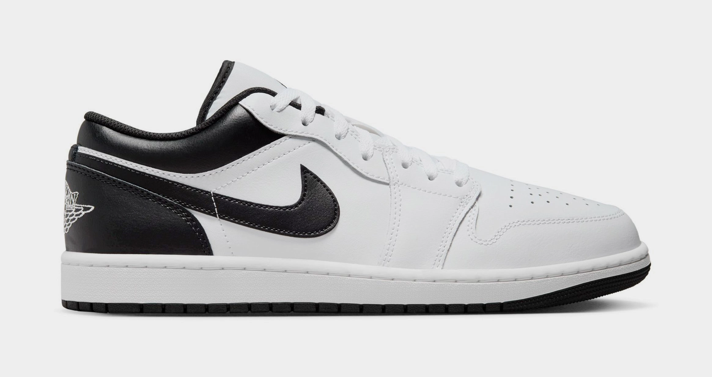 Air Jordan 1 Low Reverse Panda Mens Lifestyle Shoes (White/Black) Air Jordan 1 classic shoes for streetwear looks