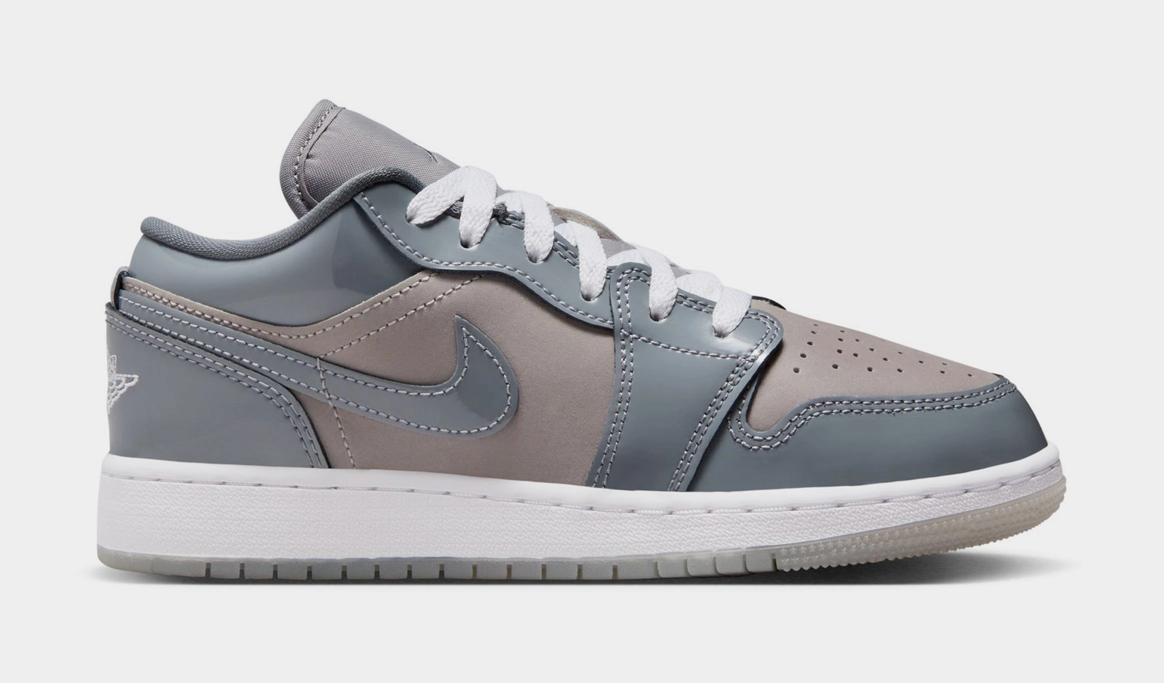 Air Jordan 1 Low SE Grade School Lifestyle Shoes (Grey/Taupe) Air Jordan 1 classic shoes for streetwear looks