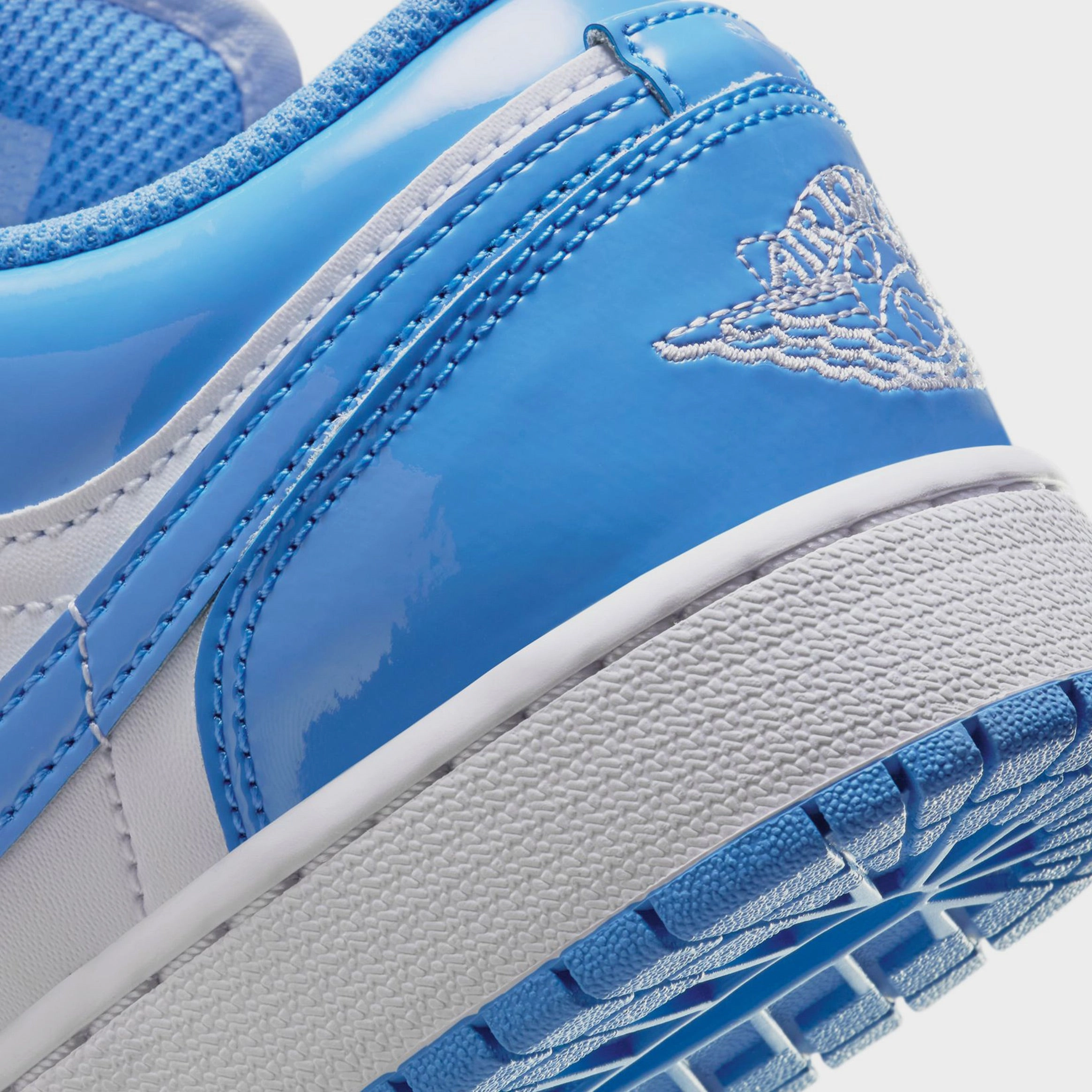 Air Jordan 1 Low SE Legend Blue Grade School Lifestyle Shoes (White/Legend Blue) Air Jordan 1 original design shoes
