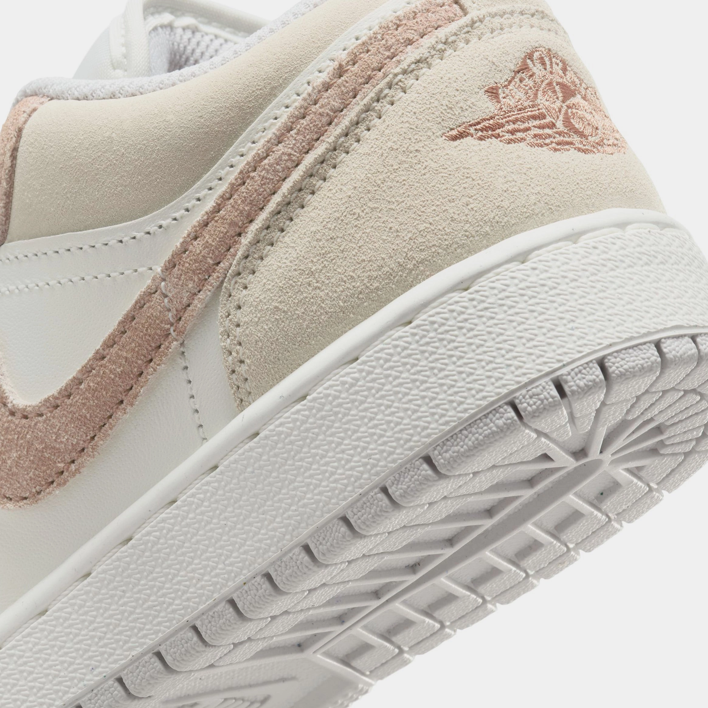 Air Jordan 1 Low SE Legend Light Brown Grade School Lifestyle Shoes (Legend Light Brown/Sail/Neutral Grey/Archaeo Brown) Air Jordan 1 original design shoes