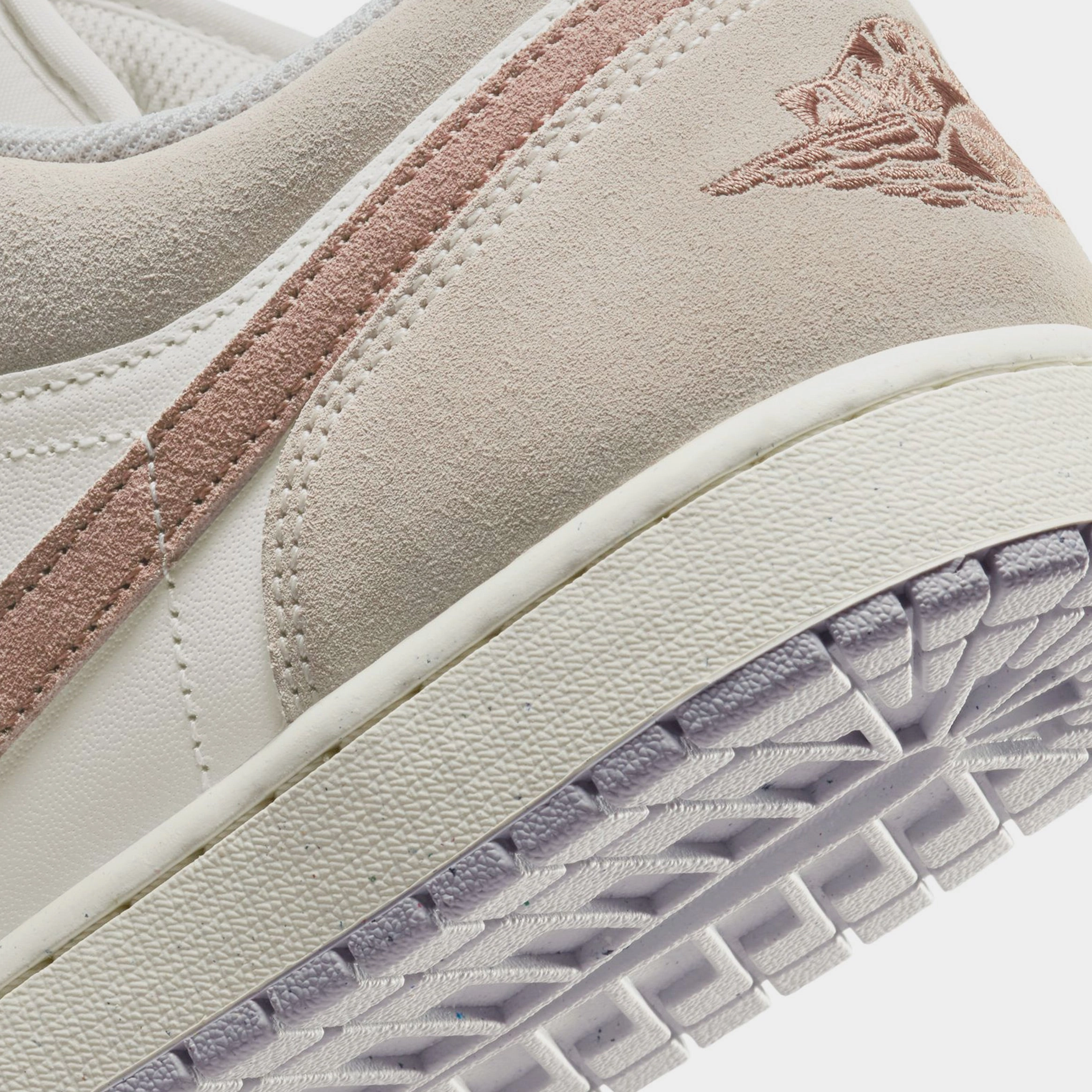 Air Jordan 1 Low SE Legend Light Brown Mens Lifestyle Shoes (Legend Light Brown/Sail/Neutral Grey/Archaeo Brown) Air Jordan 1 original design shoes