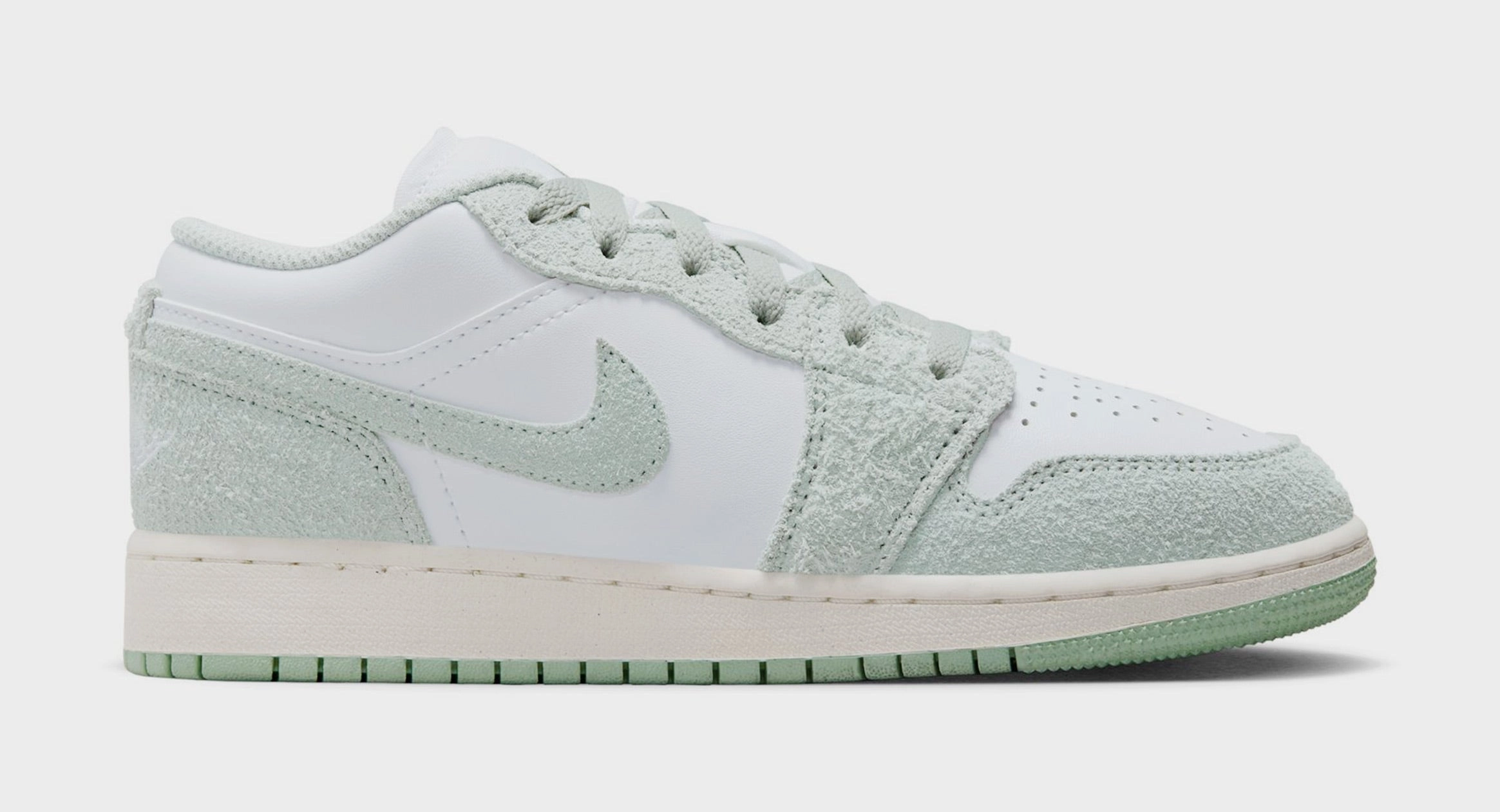 Air Jordan 1 Low SE Seafoam Grade School Lifestyle Shoes (White/Seafoam/Sail) Air Jordan 1 classic shoes for streetwear looks