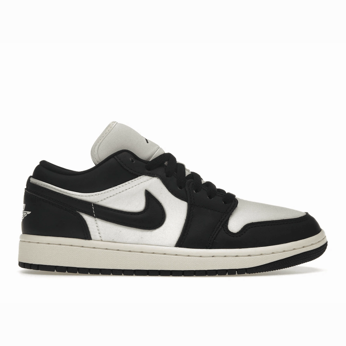 Air Jordan 1 Low SE Vintage Panda Air Jordan 1 Low shoes with sleek lifestyle appeal