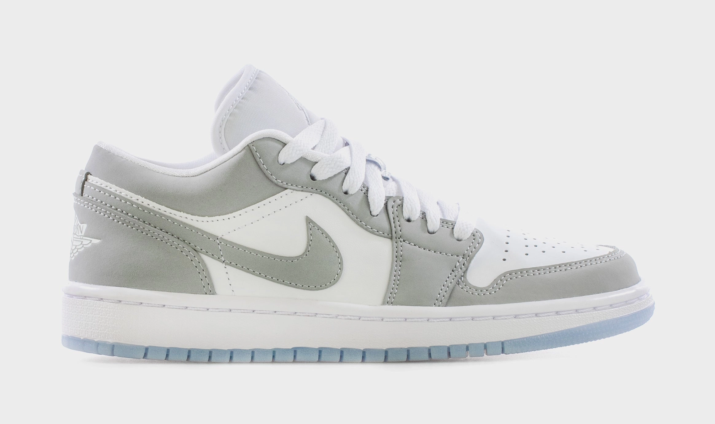 Air Jordan 1 Low Wolf Grey Womens Lifestyle Shoes (Grey/White) Air Jordan 1 classic shoes for streetwear looks