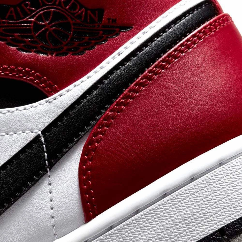 Air Jordan 1 Mid 'Chicago Black Toe' Air Jordan 1 vintage style sneakers