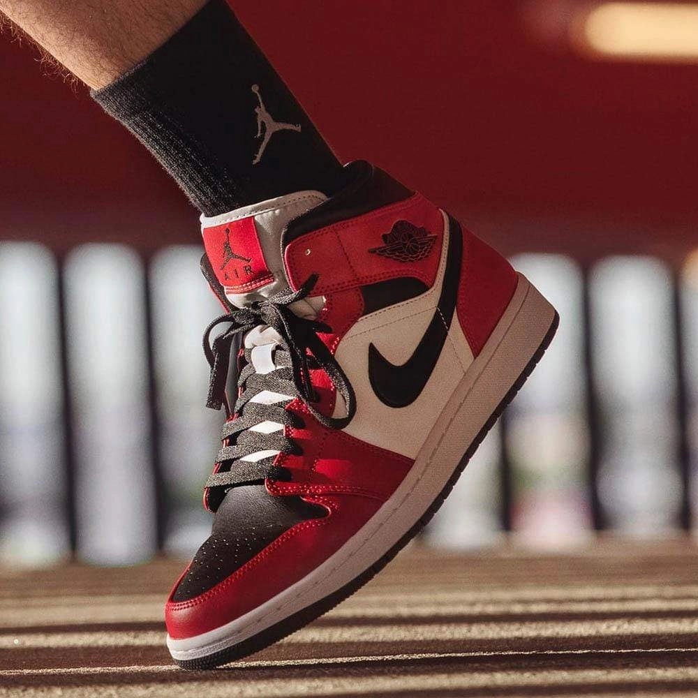 Air Jordan 1 Mid 'Chicago Black Toe' Air Jordan 1 vintage style sneakers
