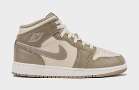 Air Jordan 1 Mid Grade School Lifestyle Shoes (Legend Brown/Khaki Brown) Air Jordan 1 classic shoes for streetwear looks
