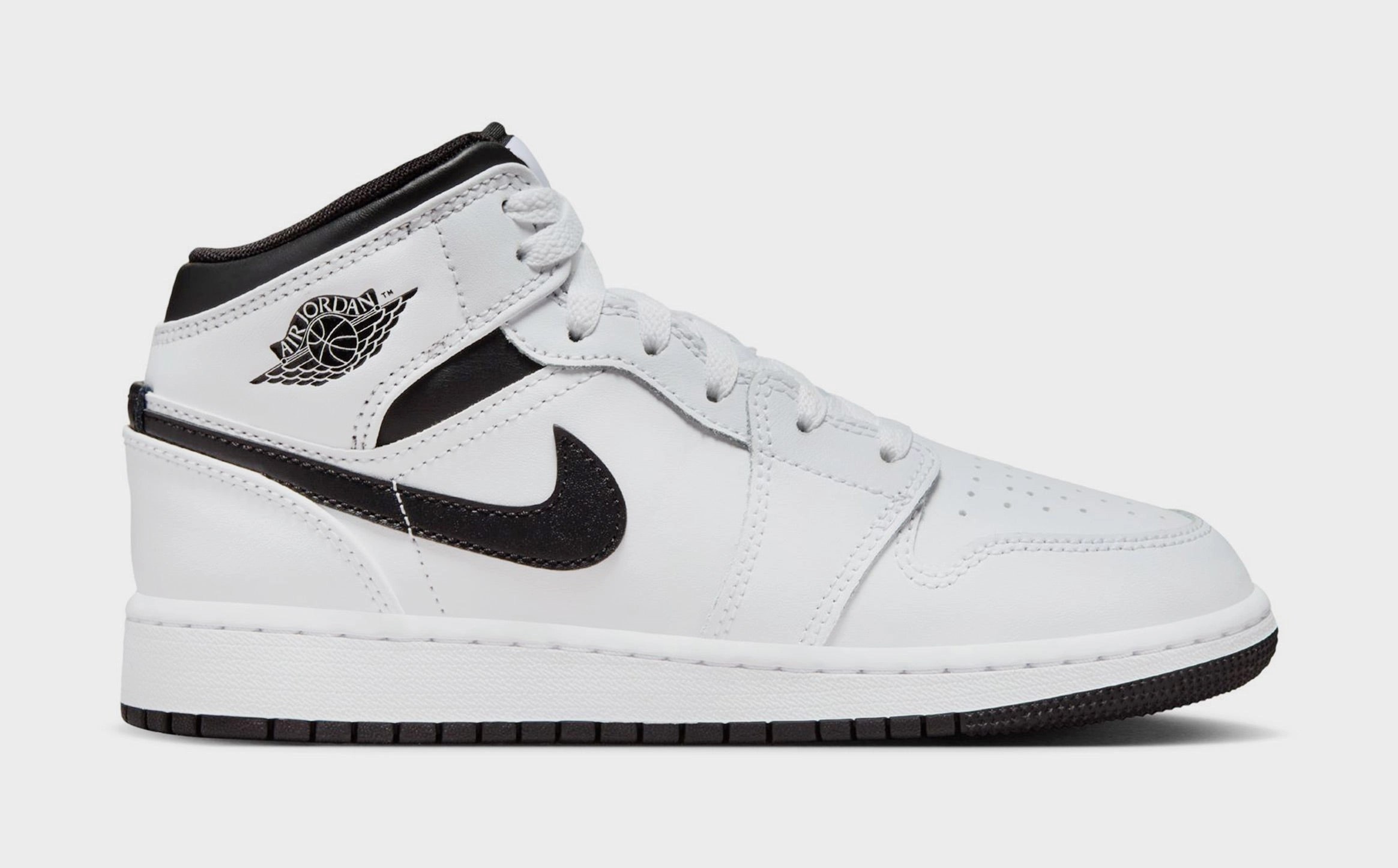 Air Jordan 1 Mid Grade School Lifestyle Shoes (White/Black) Air Jordan 1 classic shoes for streetwear looks
