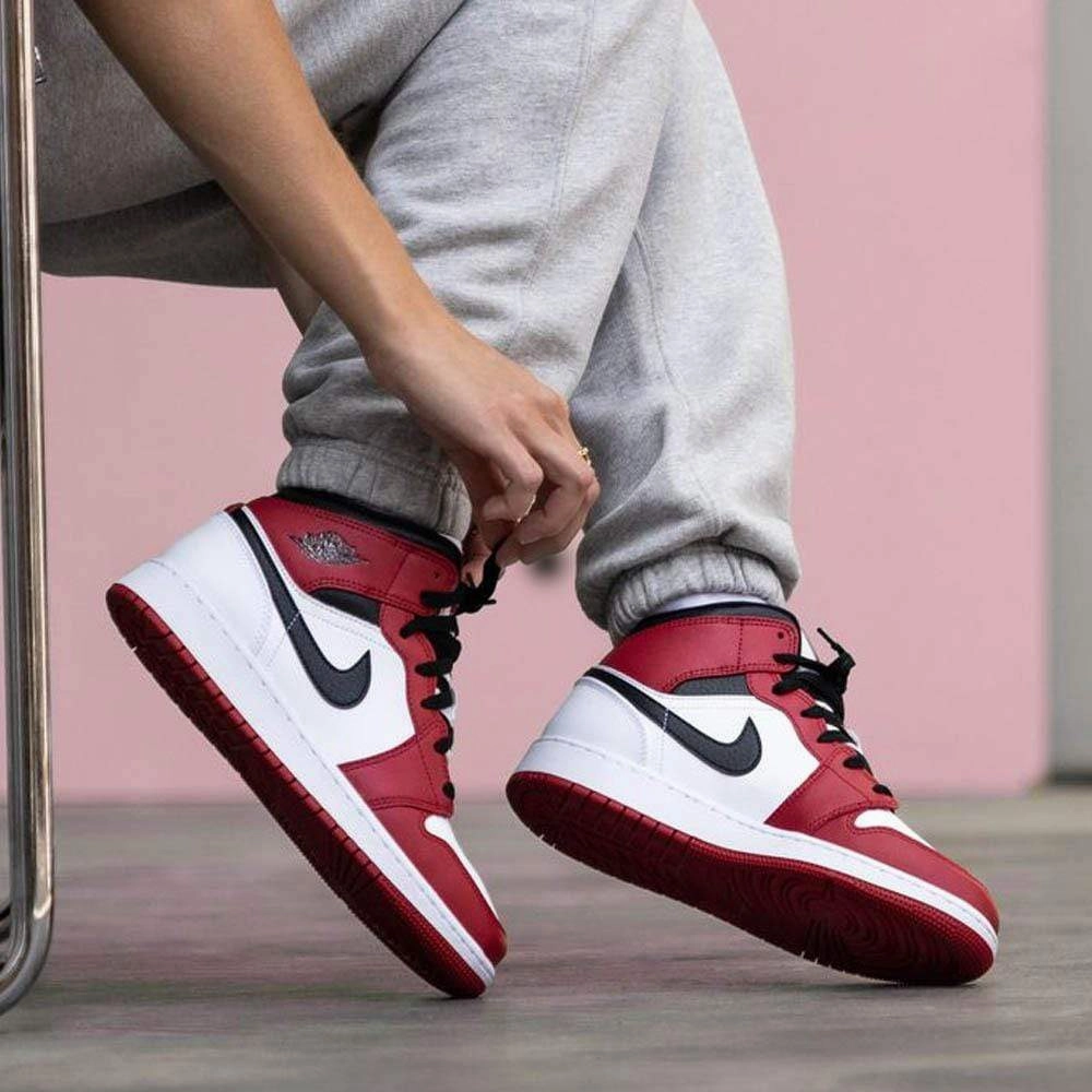 Air Jordan 1 Mid GS Chicago Air Jordan 1 vintage style sneakers