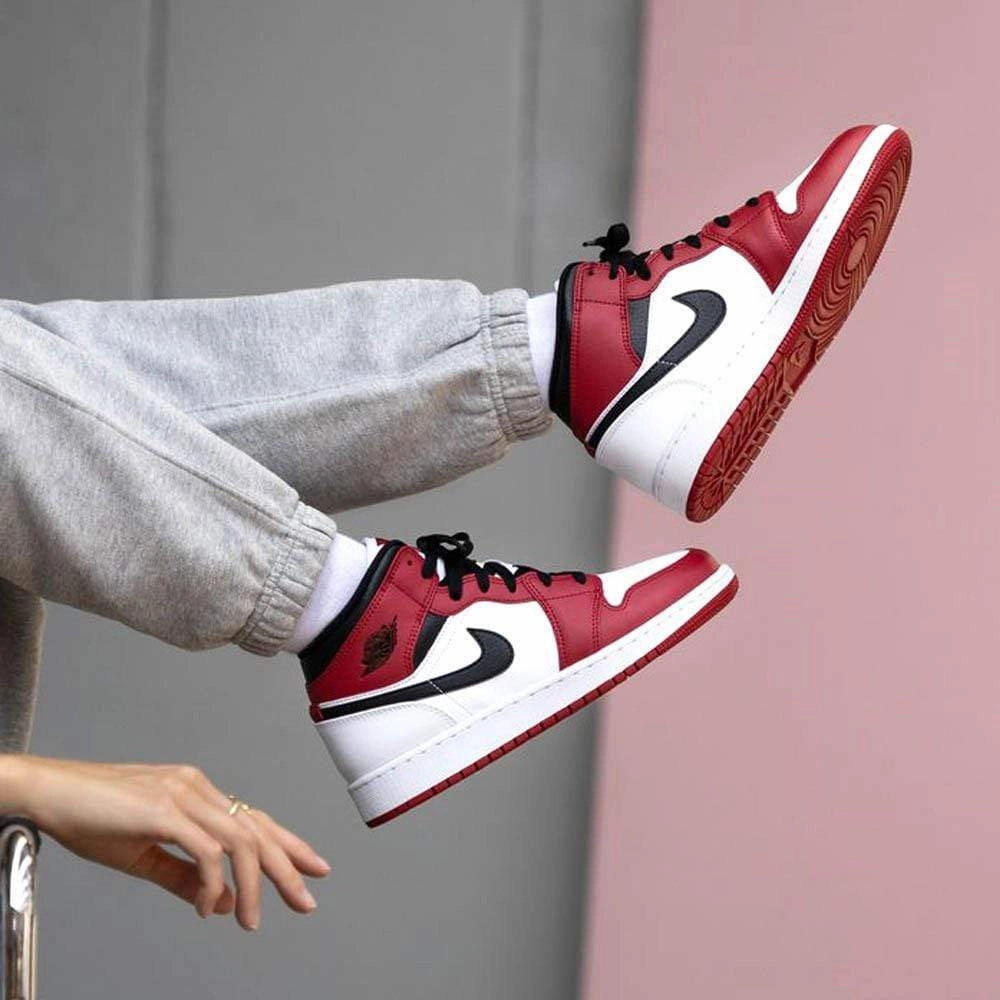 Air Jordan 1 Mid GS Chicago Air Jordan 1 vintage style sneakers