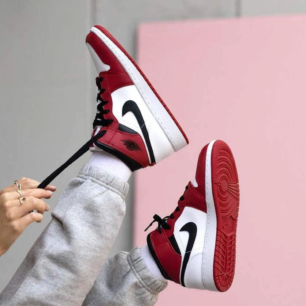 Air Jordan 1 Mid GS Chicago Air Jordan 1 vintage style sneakers