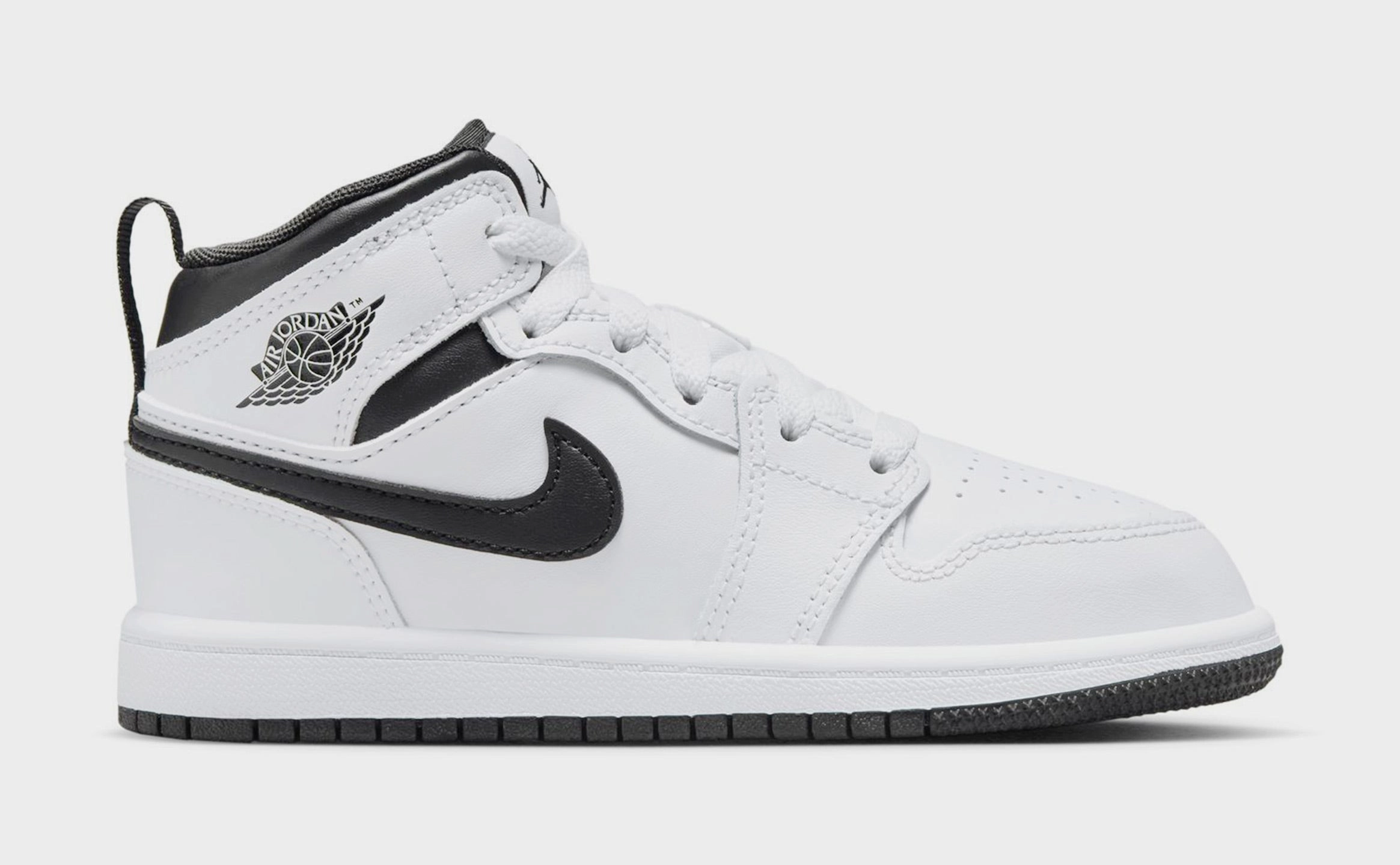 Air Jordan 1 Mid Preschool Basketball Shoes (White/Black) Air Jordan 1 classic shoes for streetwear looks