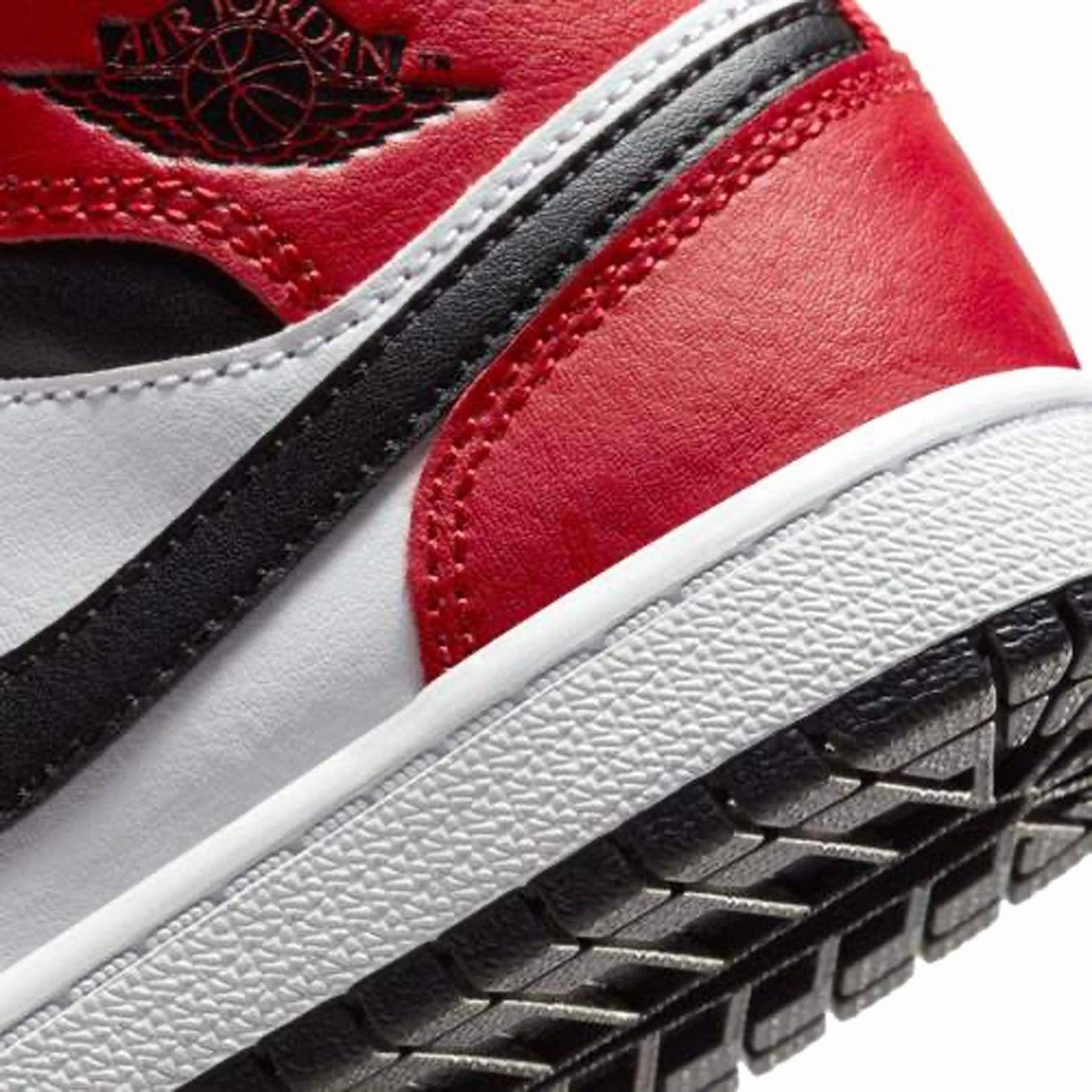 Air Jordan 1 Mid PS 'Chicago Black Toe' Air Jordan 1 vintage style sneakers