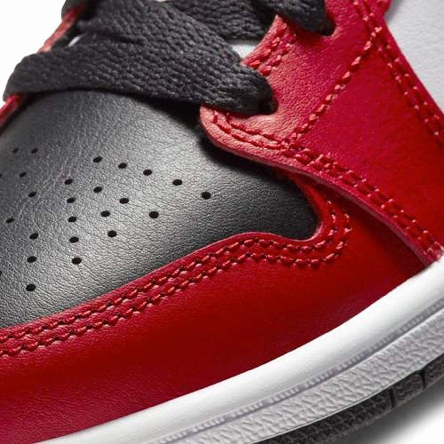 Air Jordan 1 Mid PS 'Chicago Black Toe' Air Jordan 1 vintage style sneakers