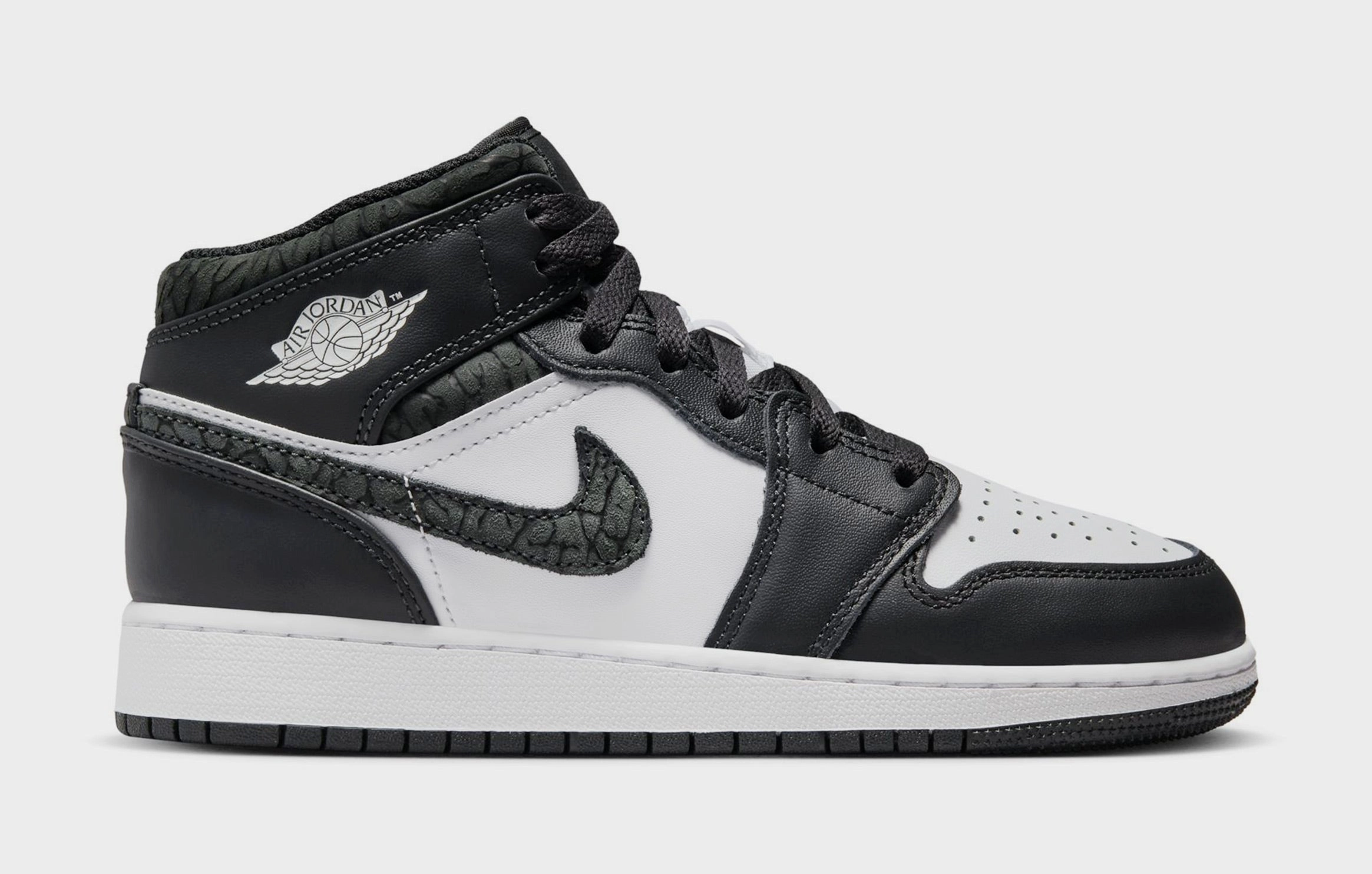 Air Jordan 1 Mid SE Grade School Lifestyle Shoes (White/Black) Air Jordan 1 classic shoes for streetwear looks