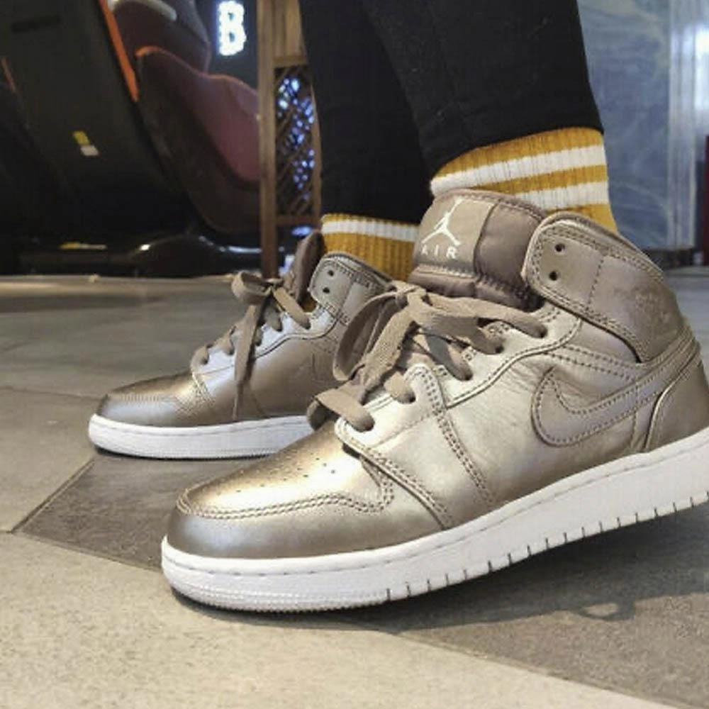 Air Jordan 1 Mid SE GS 'Sepia Stone' Air Jordan 1 Mid streetwear shoes