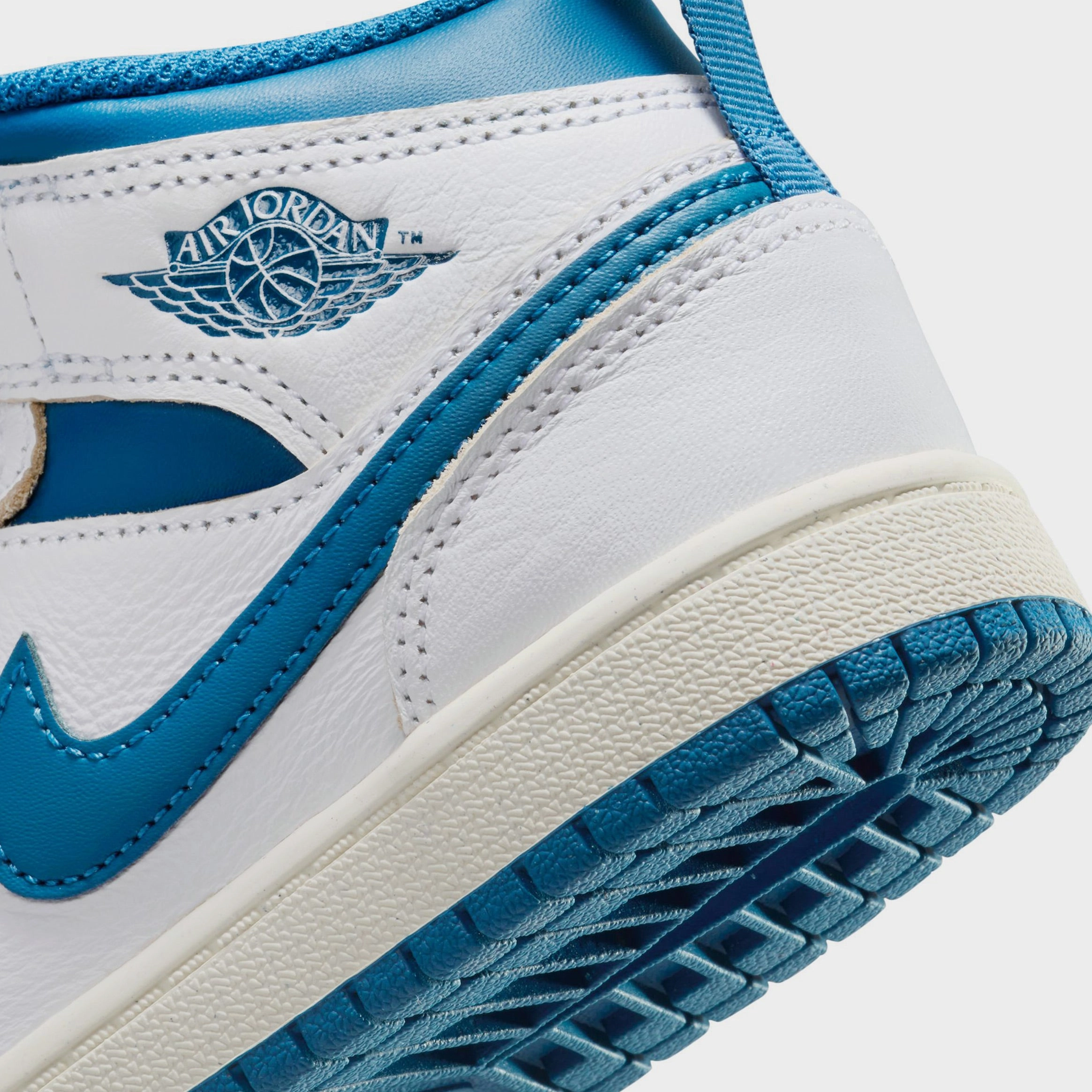 Air Jordan 1 Mid SE Industrial Blue Preschool Lifestyle Shoes (White/Sail/Industrial Blue) Air Jordan 1 original design shoes