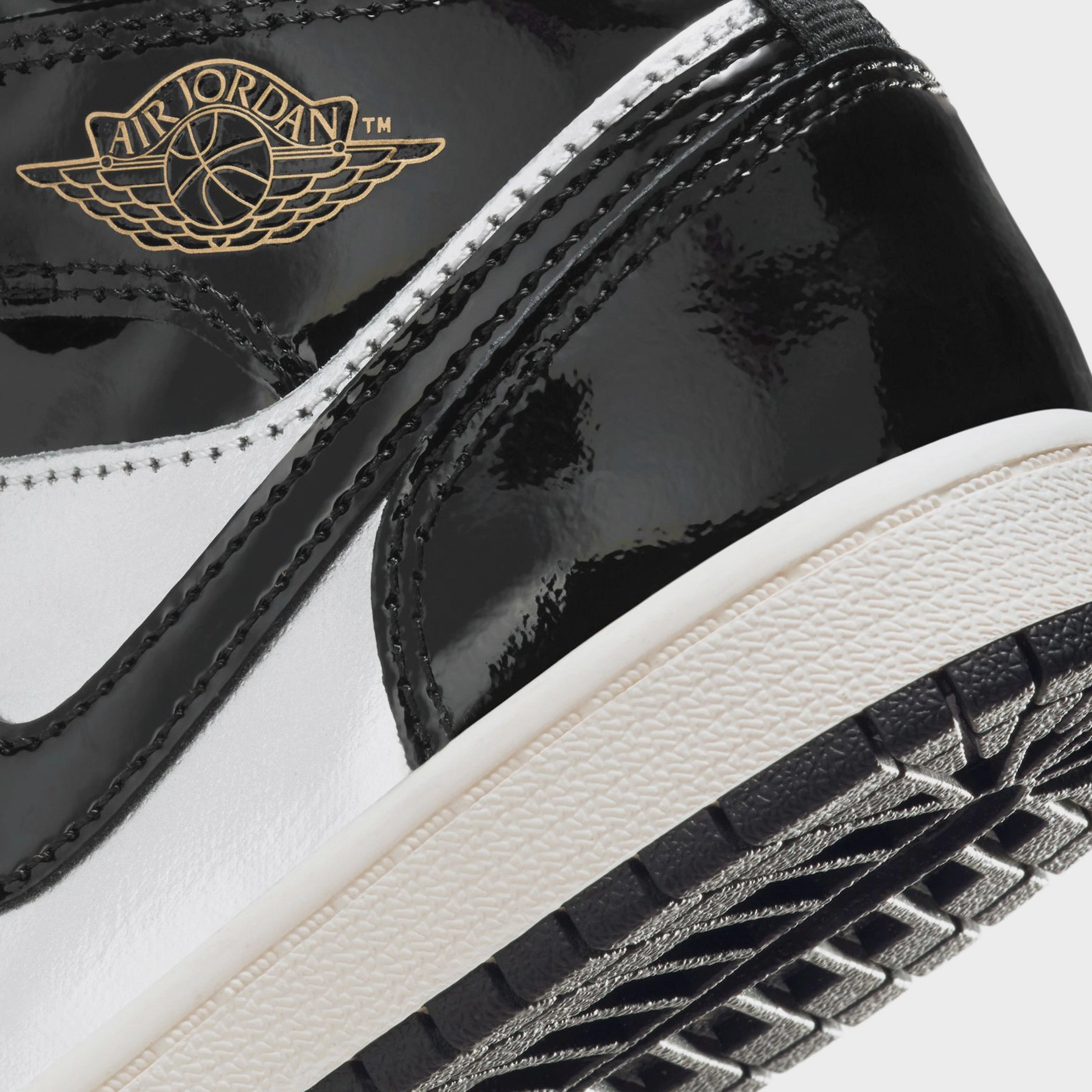 Air Jordan 1 Mid SE Preschool Lifestyle Shoes (Black/Metallic Gold/Metallic Silver) Air Jordan 1 original design shoes