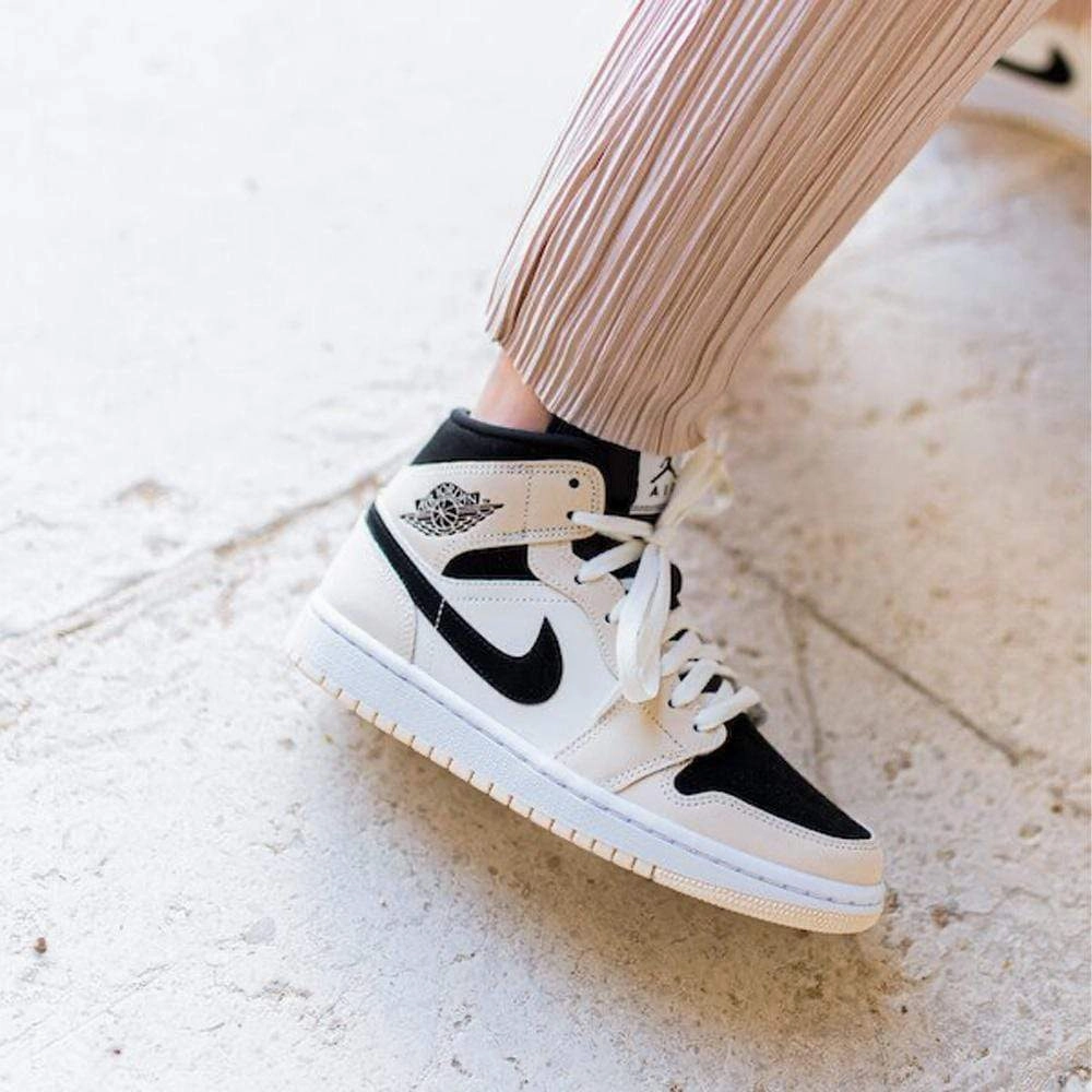 Air Jordan 1 Mid Wmns 'Barely Orange' Air Jordan 1 Mid streetwear shoes