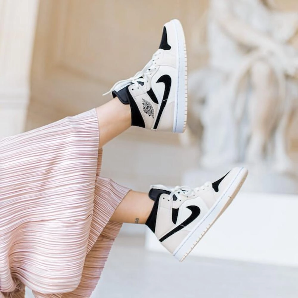 Air Jordan 1 Mid Wmns 'Barely Orange' Air Jordan 1 Mid streetwear shoes