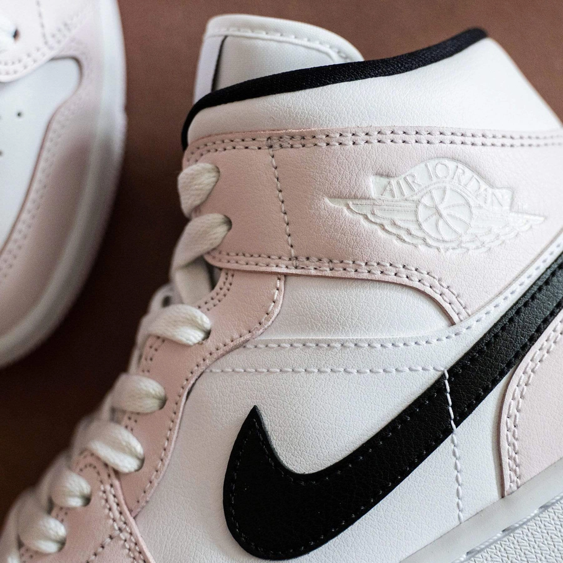 Air Jordan 1 Mid Wmns 'Barely Rose' Air Jordan 1 vintage style sneakers