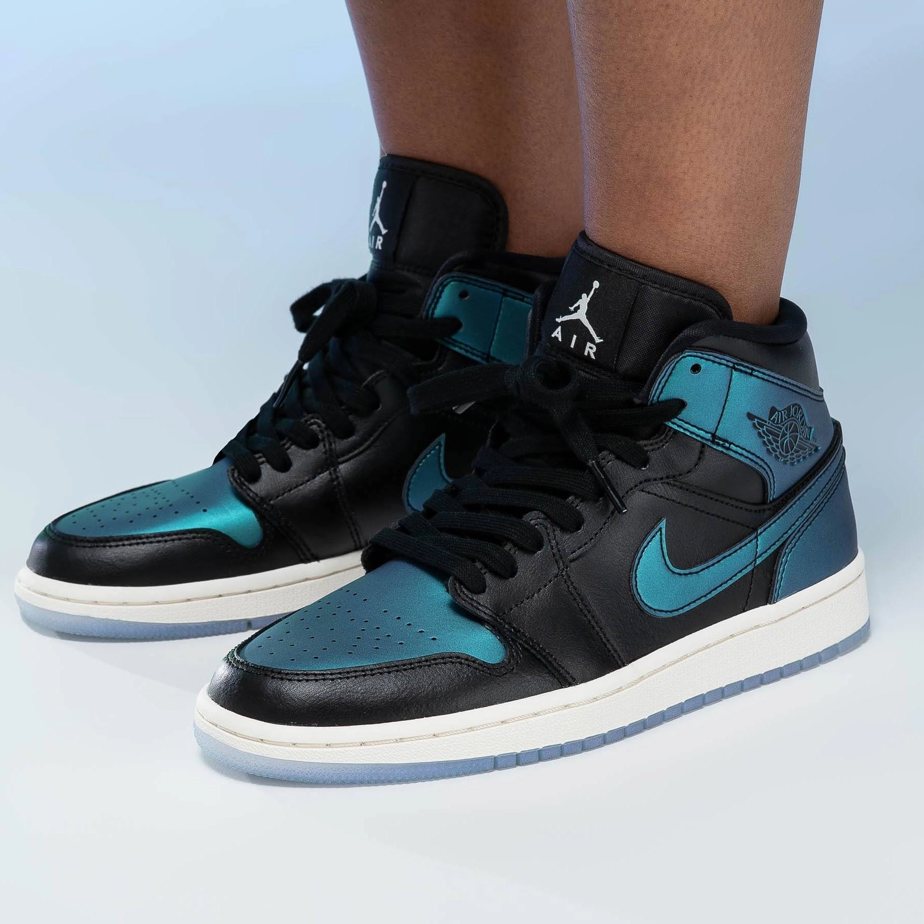 Air Jordan 1 Mid Wmns 'Metallic Turquoise' Air Jordan 1 Mid streetwear shoes