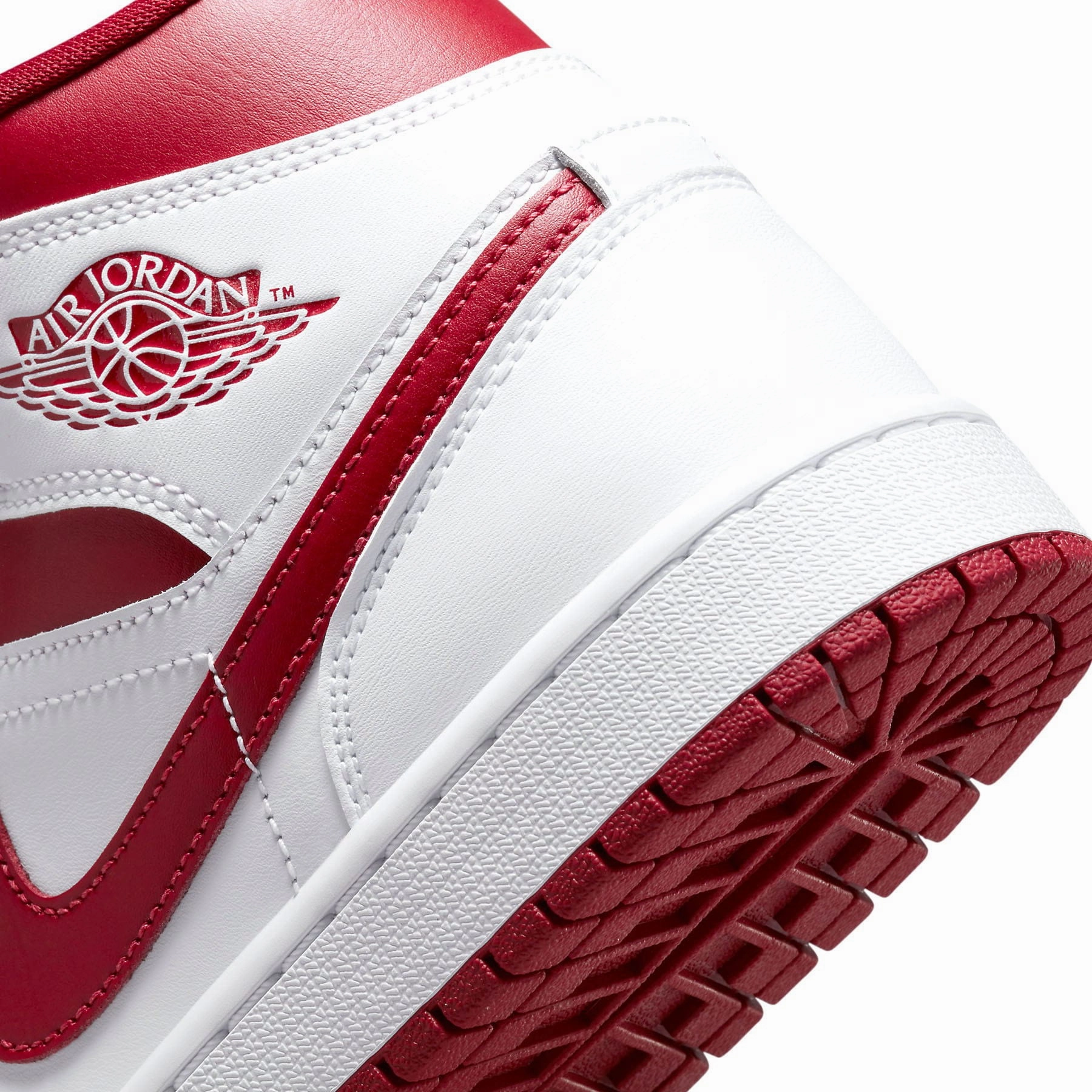 Air Jordan 1 Mid Wmns 'Reverse Chicago' Air Jordan 1 vintage style sneakers