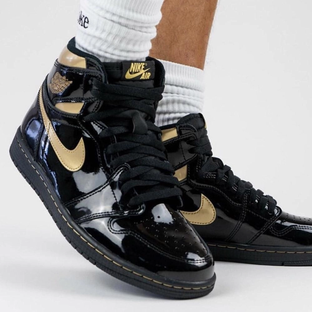 Air Jordan 1 Retro High OG 'Black Metallic Gold' Air Jordan 1 vintage style sneakers