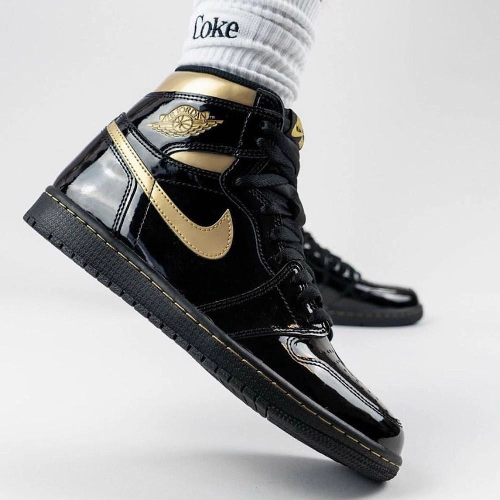 Air Jordan 1 Retro High OG 'Black Metallic Gold' Air Jordan 1 vintage style sneakers
