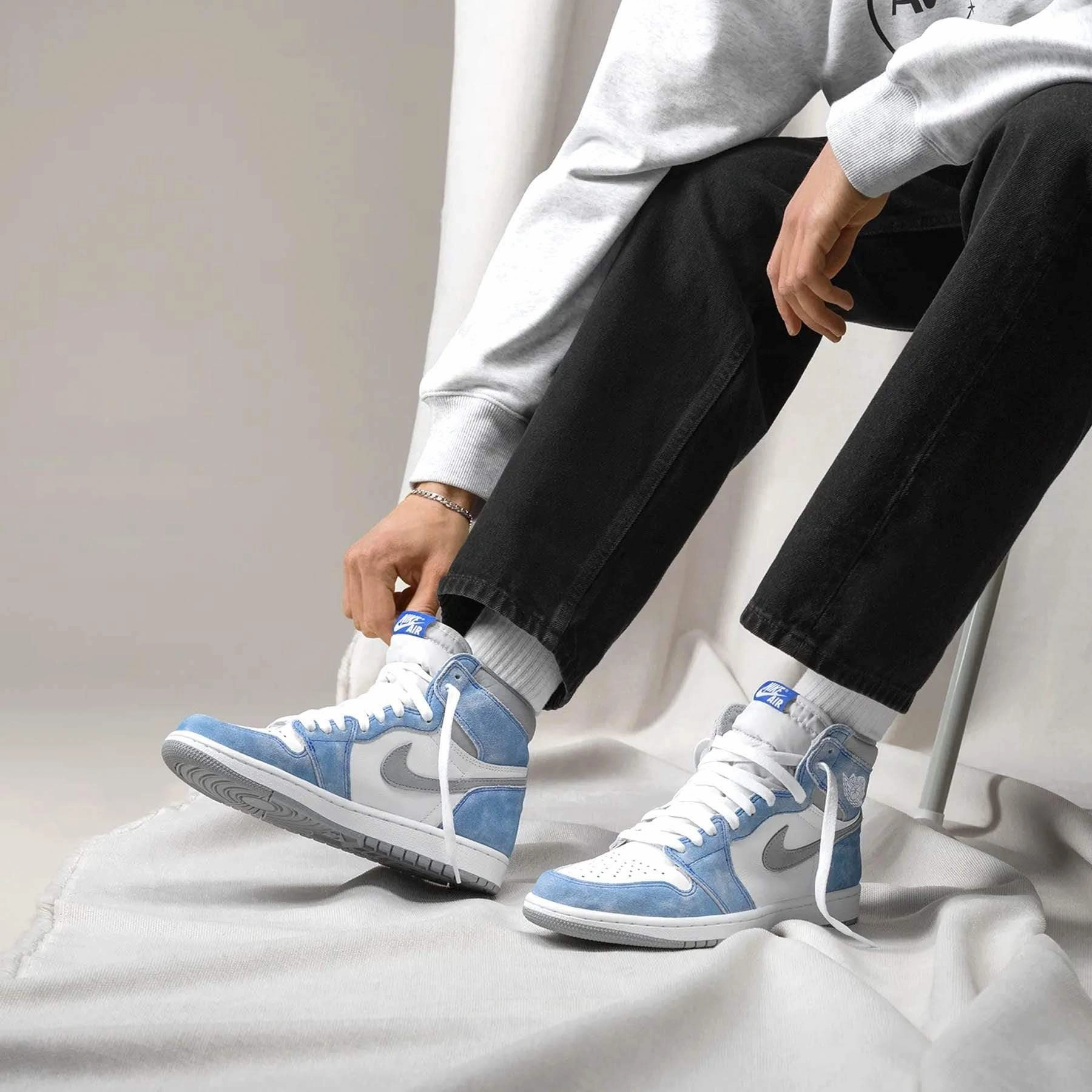 Air Jordan 1 Retro High OG 'Hyper Royal' Air Jordan 1 vintage style sneakers