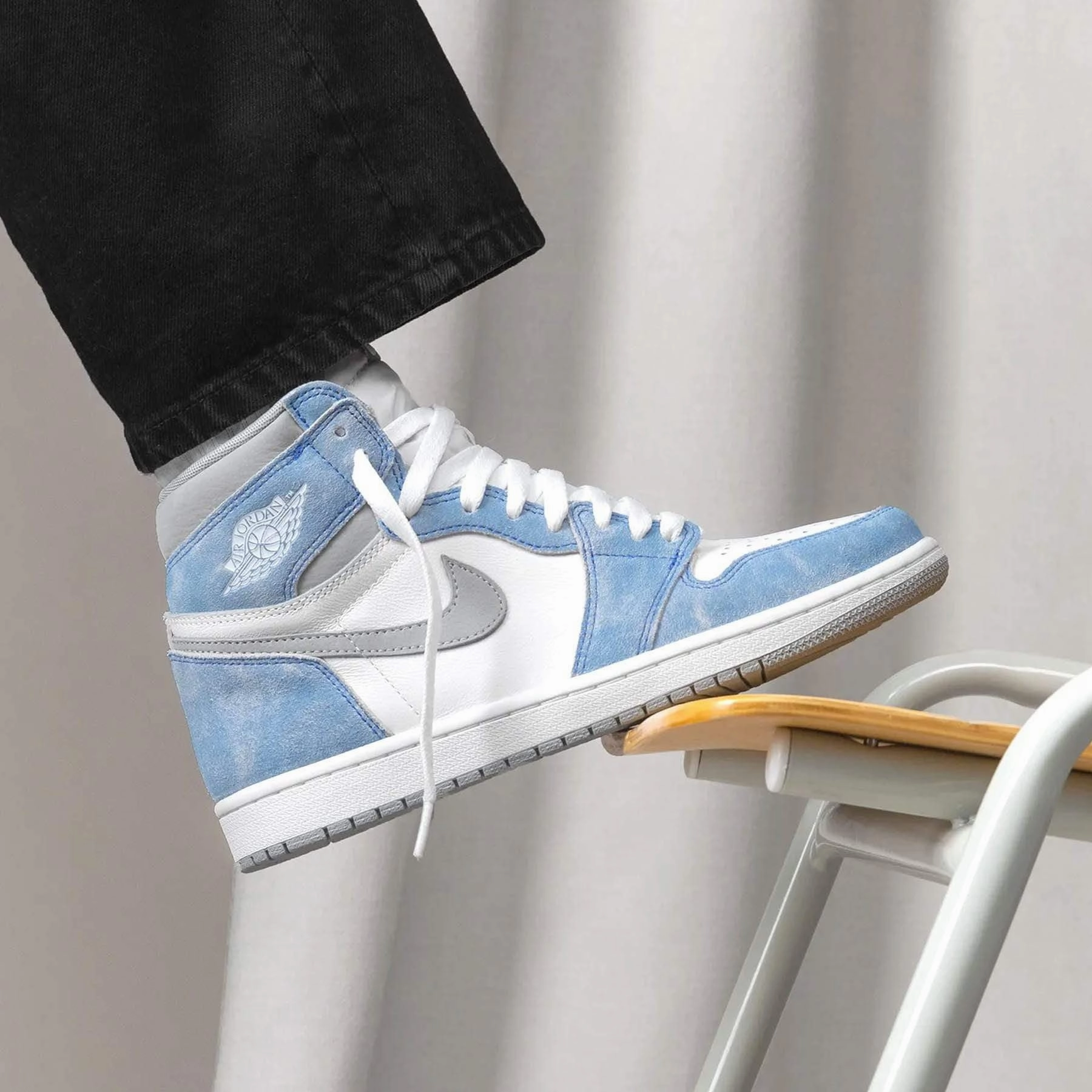 Air Jordan 1 Retro High OG 'Hyper Royal' Air Jordan 1 vintage style sneakers