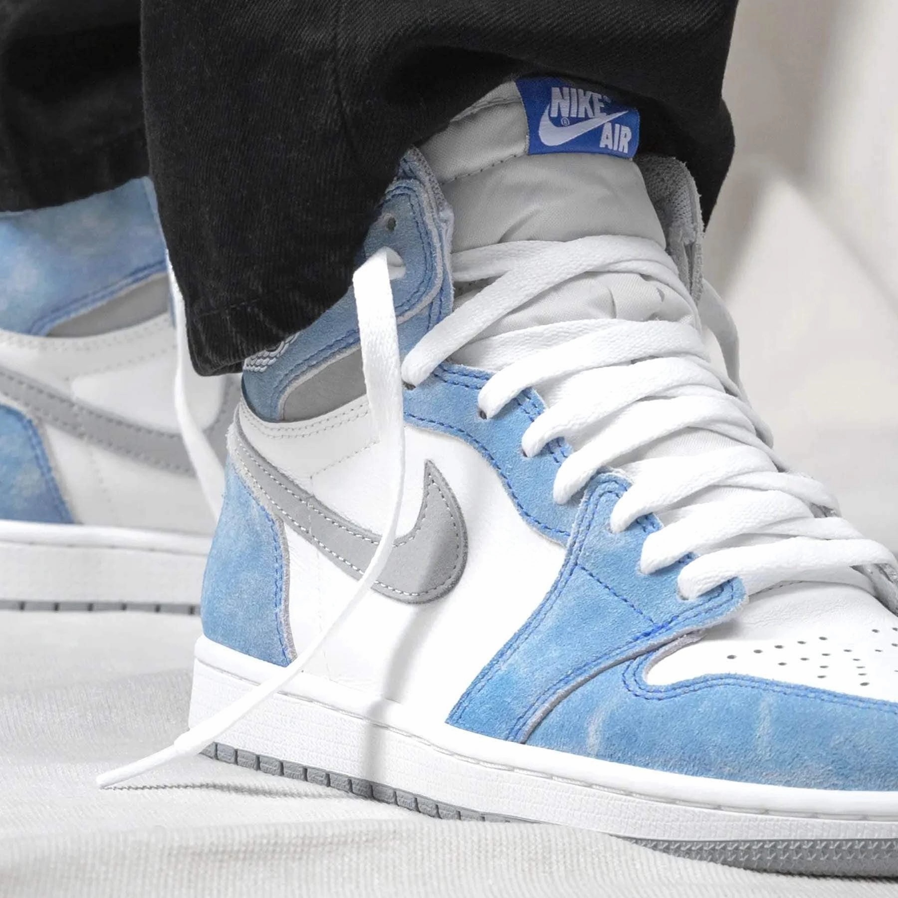 Air Jordan 1 Retro High OG 'Hyper Royal' Air Jordan 1 vintage style sneakers
