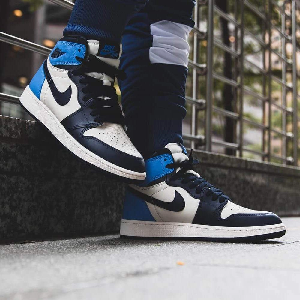 Air Jordan 1 Retro High OG 'Obsidian' UNC Air Jordan 1 vintage style sneakers
