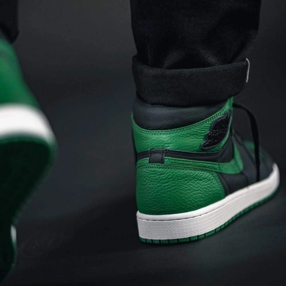 Air Jordan 1 Retro High OG 'Pine Green 2.0' Air Jordan 1 vintage style sneakers