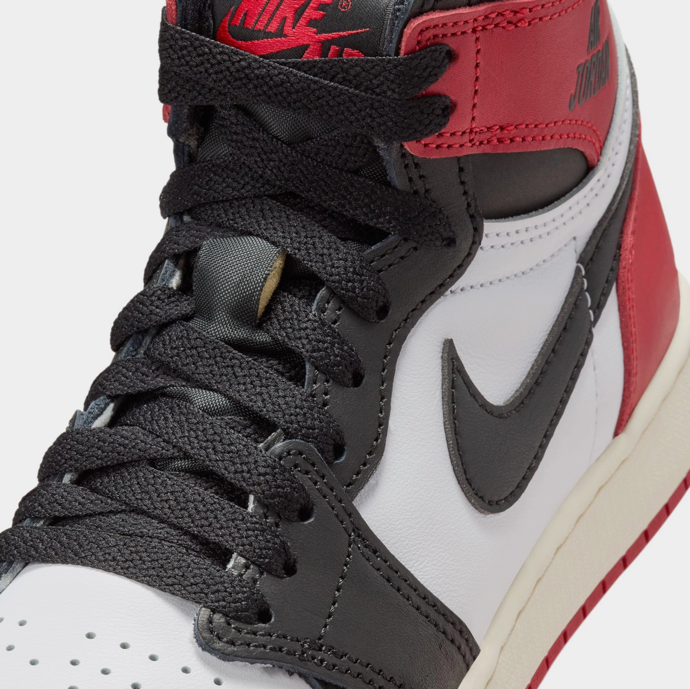 Air Jordan 1 Retro High OG Black Toe Grade School Lifestyle Shoes (White/Black/Varsity Red/Sail) Air Jordan 1 original design shoes