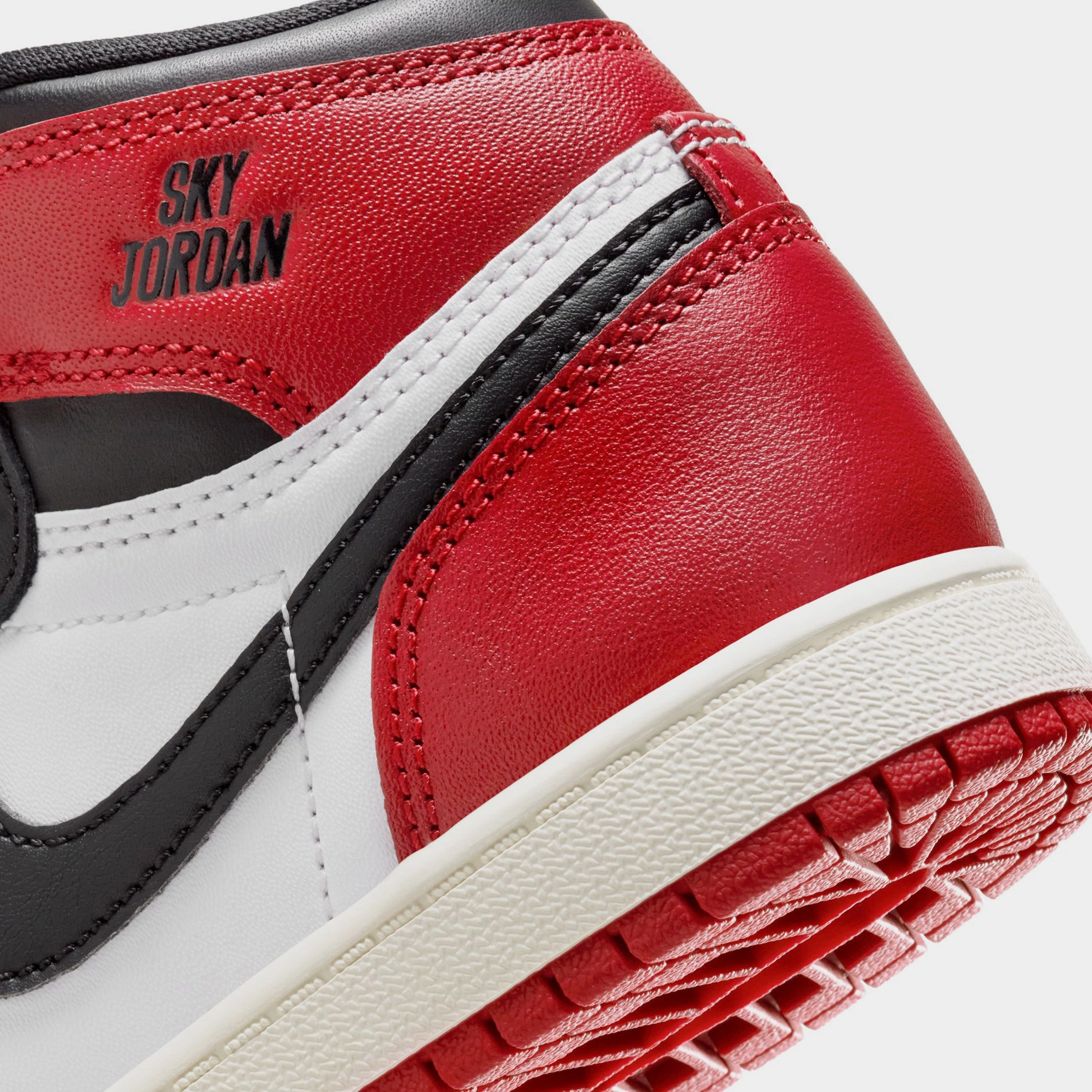 Air Jordan 1 Retro High OG Black Toe Preschool Lifestyle Shoes (White/Black/Varsity Red/Sail) Air Jordan 1 original design shoes
