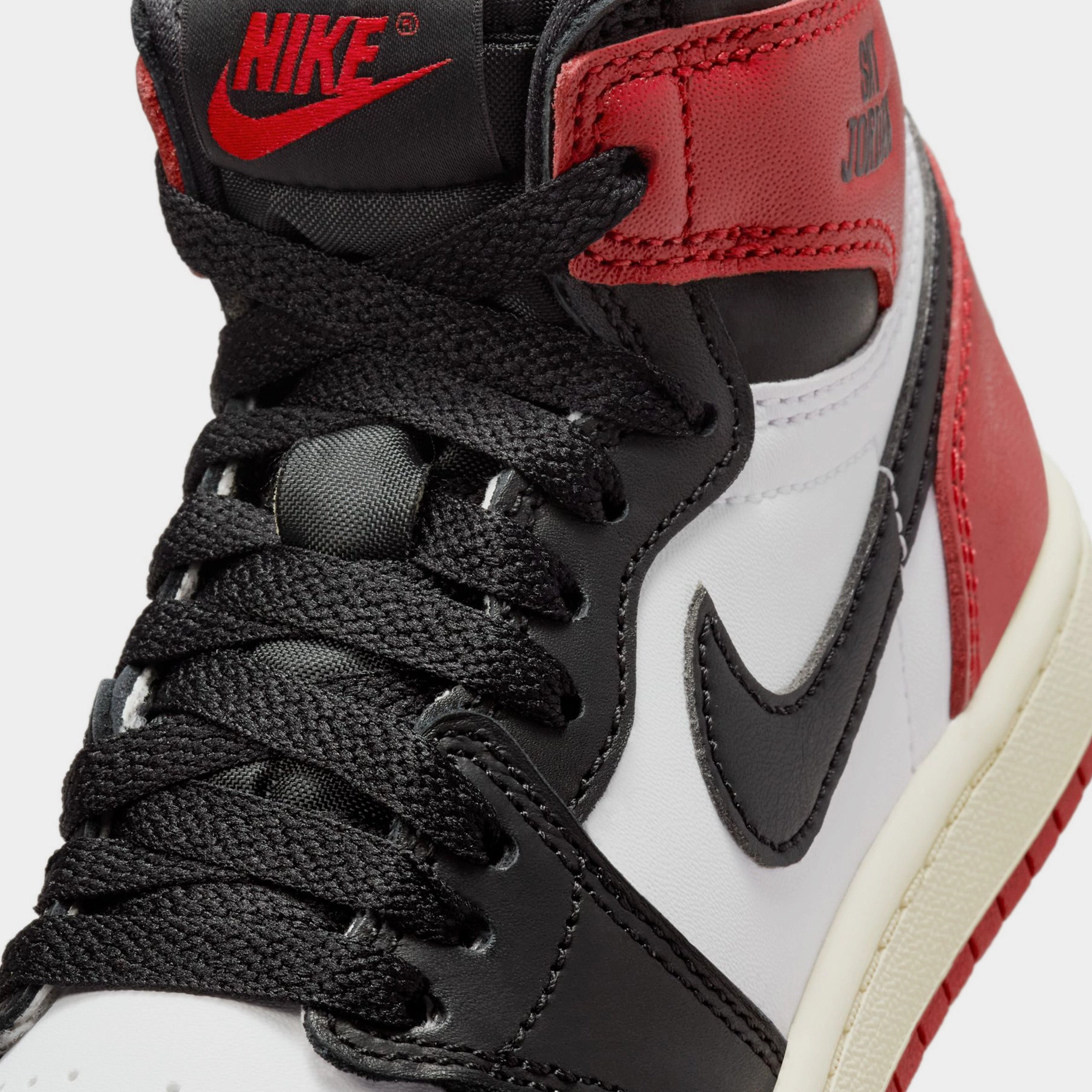 Air Jordan 1 Retro High OG Black Toe Preschool Lifestyle Shoes (White/Black/Varsity Red/Sail) Air Jordan 1 original design shoes