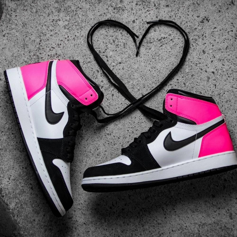 Air Jordan 1 Retro High OG GS 'Black Hyper Pink White' Air Jordan 1 vintage style sneakers