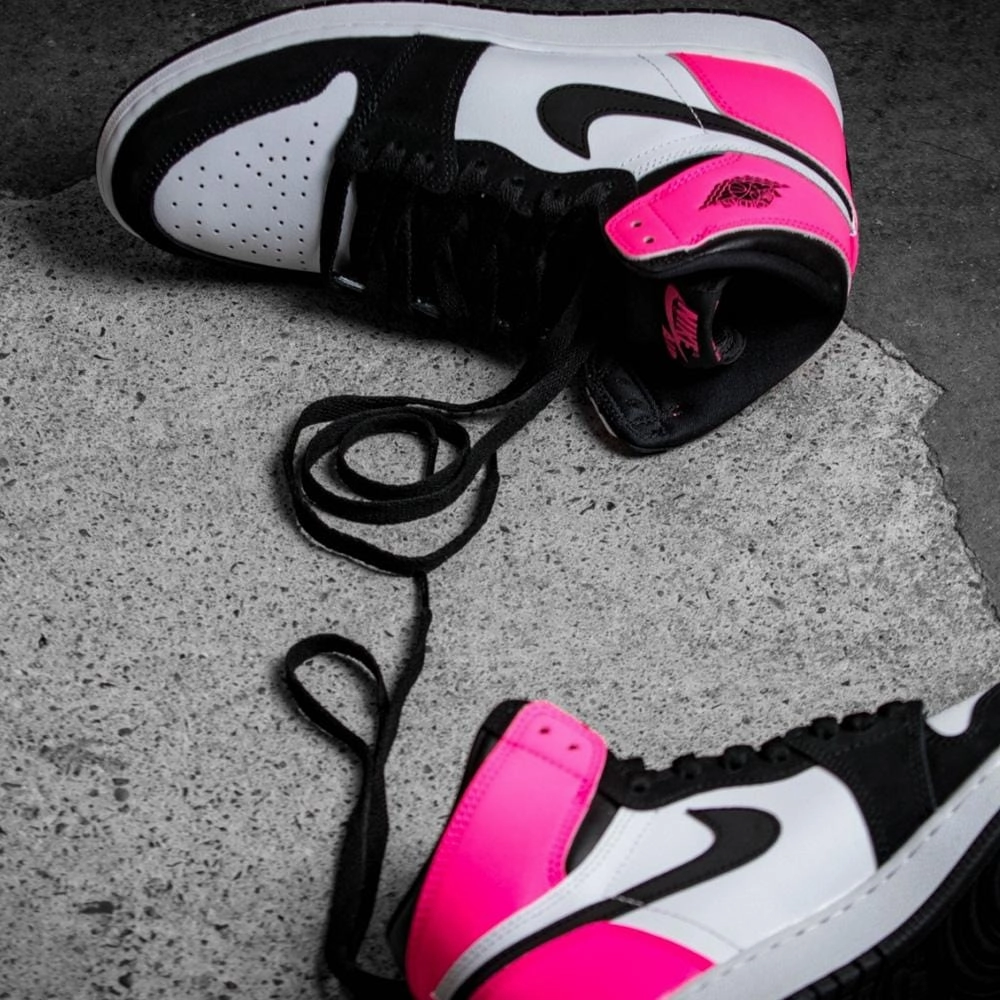 Air Jordan 1 Retro High OG GS 'Black Hyper Pink White' Air Jordan 1 vintage style sneakers