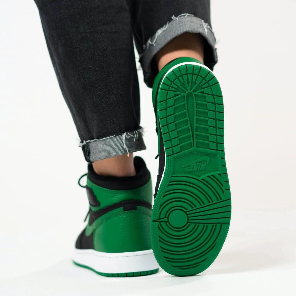 Air Jordan 1 Retro High OG GS 'Pine Green 2.0' Air Jordan 1 vintage style sneakers