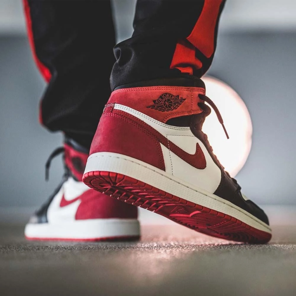 Air Jordan 1 Retro High OG "Summit Red" Air Jordan 1 vintage style sneakers