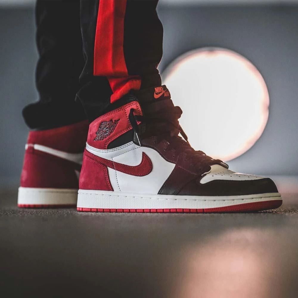 Air Jordan 1 Retro High OG "Summit Red" Air Jordan 1 vintage style sneakers